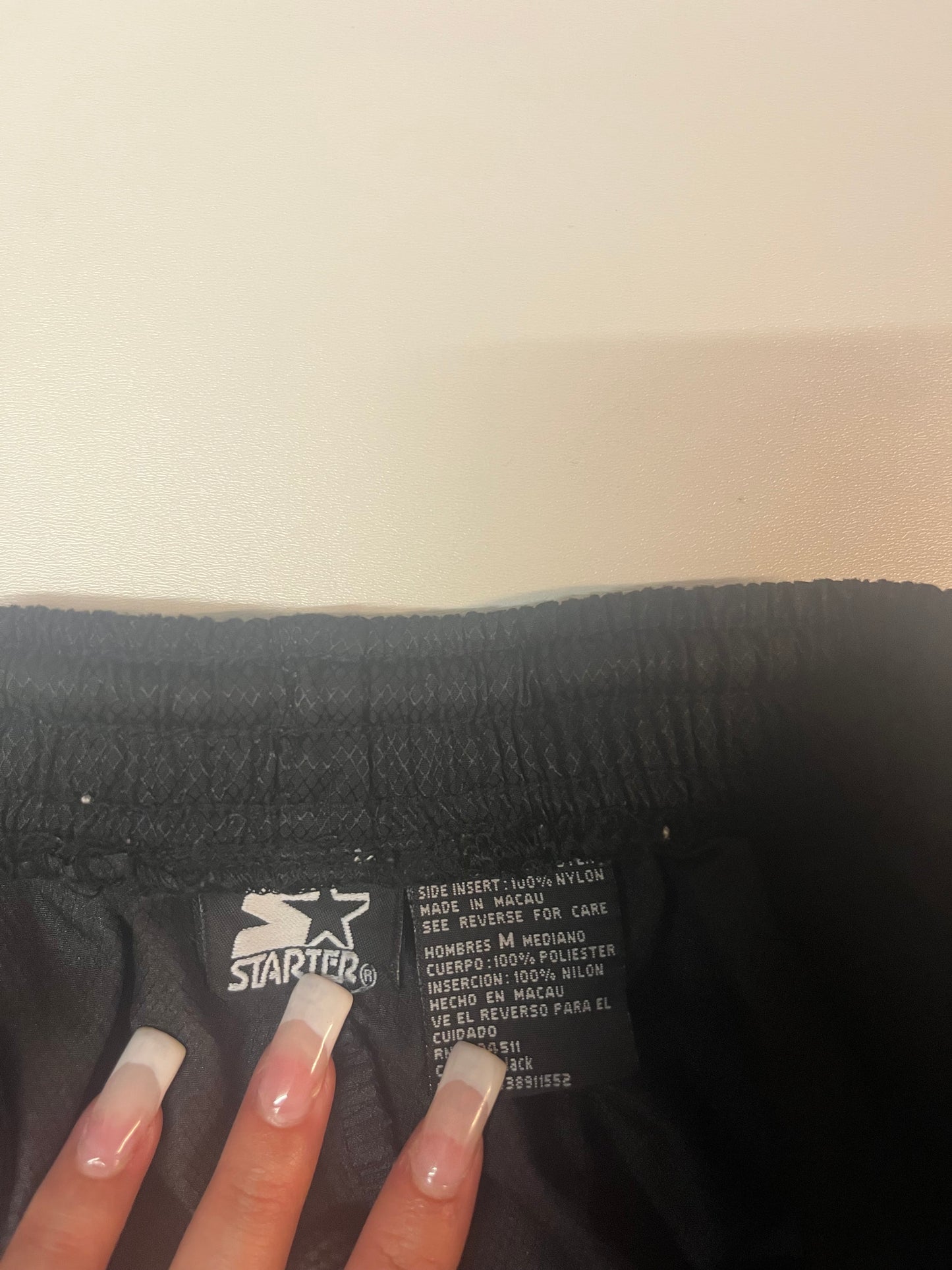 Entdecke unsere Vintage Track Pants von Nike und anderen Marken, erhältlich bei Valuxery.de - Dein Shop für trendige Vintage - Kleidung. Unsere Track Pants sind aus hochwertigen Materialien und