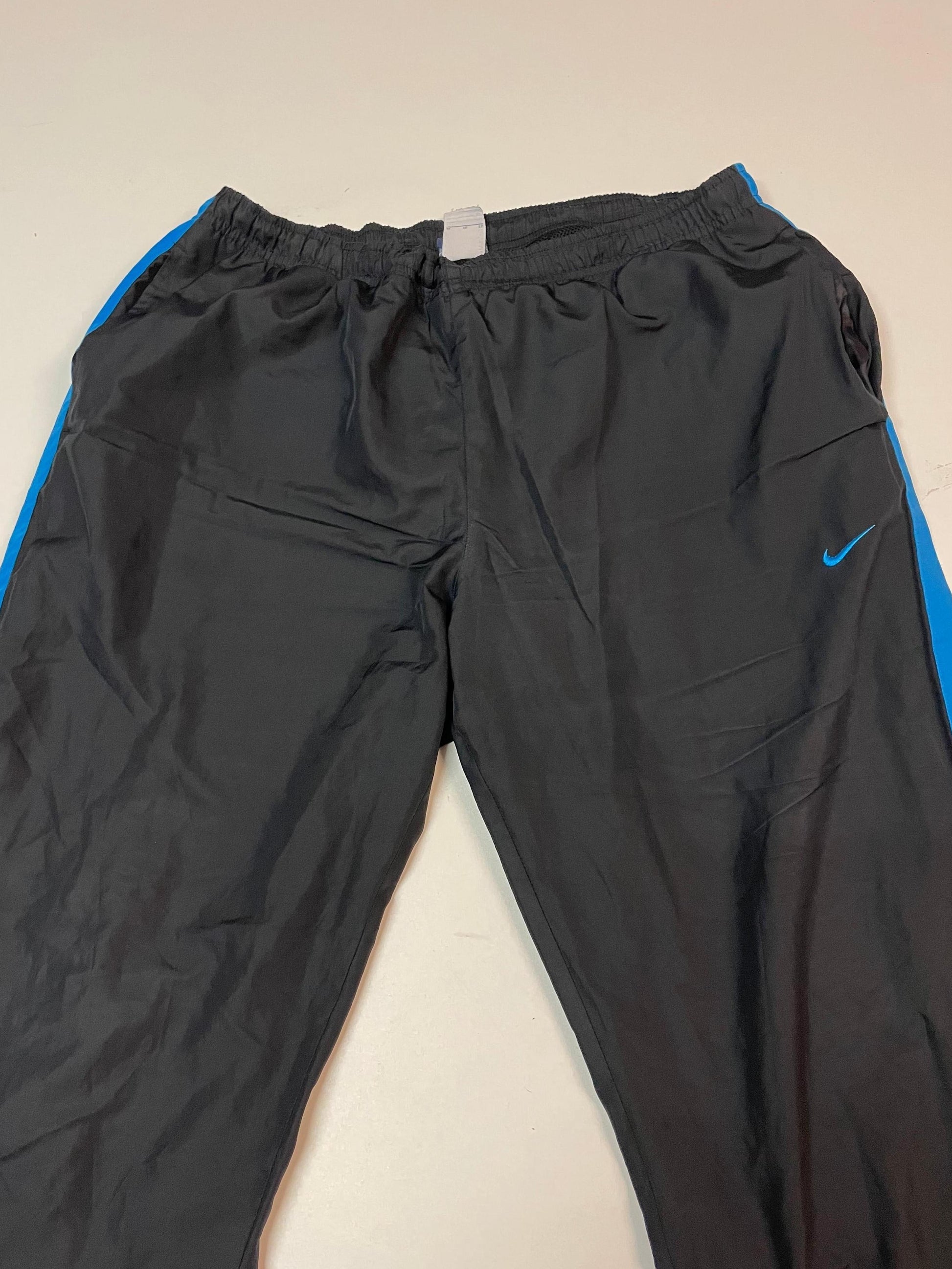 Entdecke unsere Vintage Track Pants von Nike und anderen Marken, erhältlich bei Valuxery.de - Dein Shop für trendige Vintage - Kleidung. Unsere Track Pants sind aus hochwertigen Materialien und