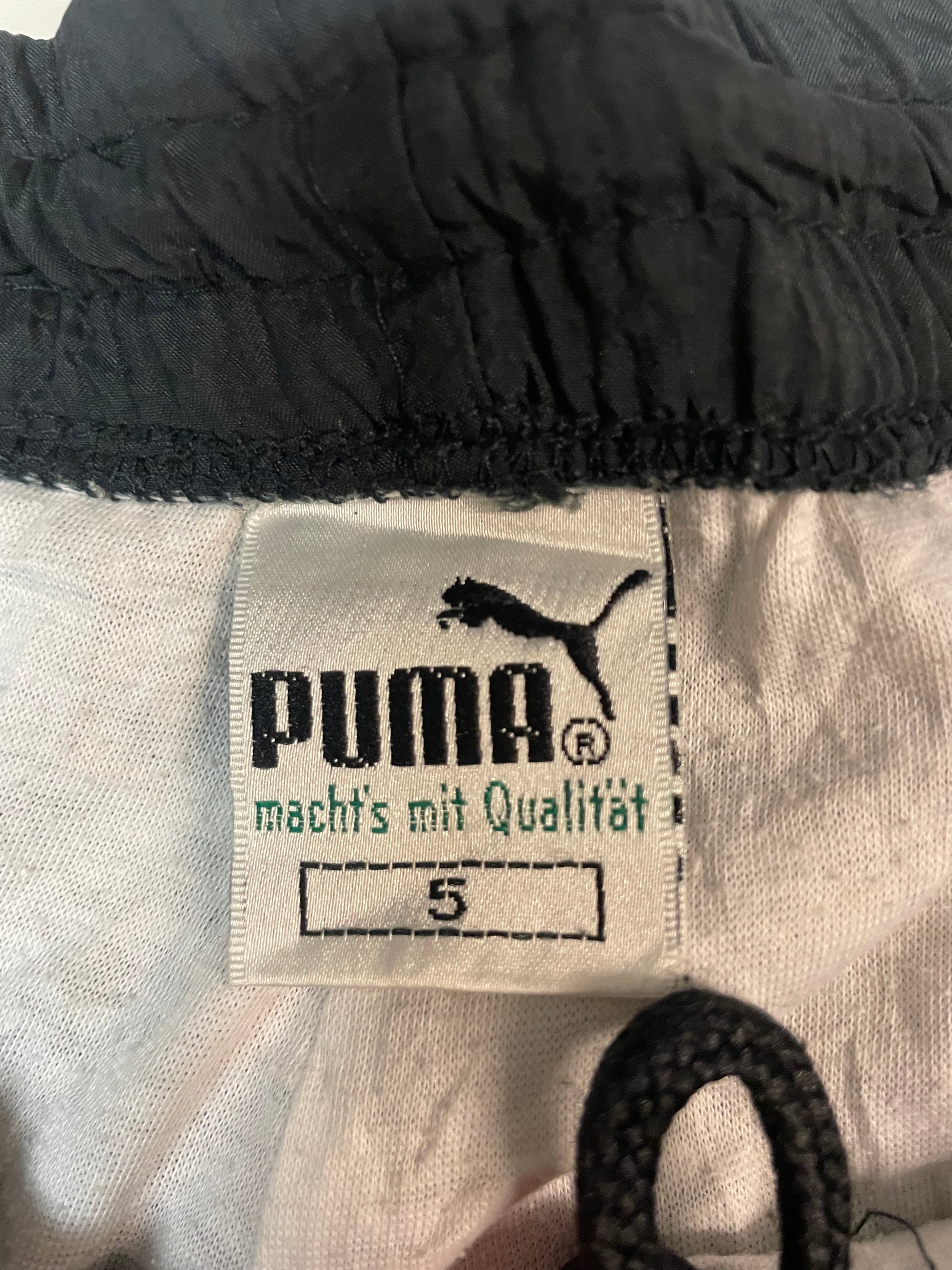 Entdecke unsere Vintage Track Pants von Nike und anderen Marken, erhältlich bei Valuxery.de - Dein Shop für trendige Vintage - Kleidung. Unsere Track Pants sind aus hochwertigen Materialien und