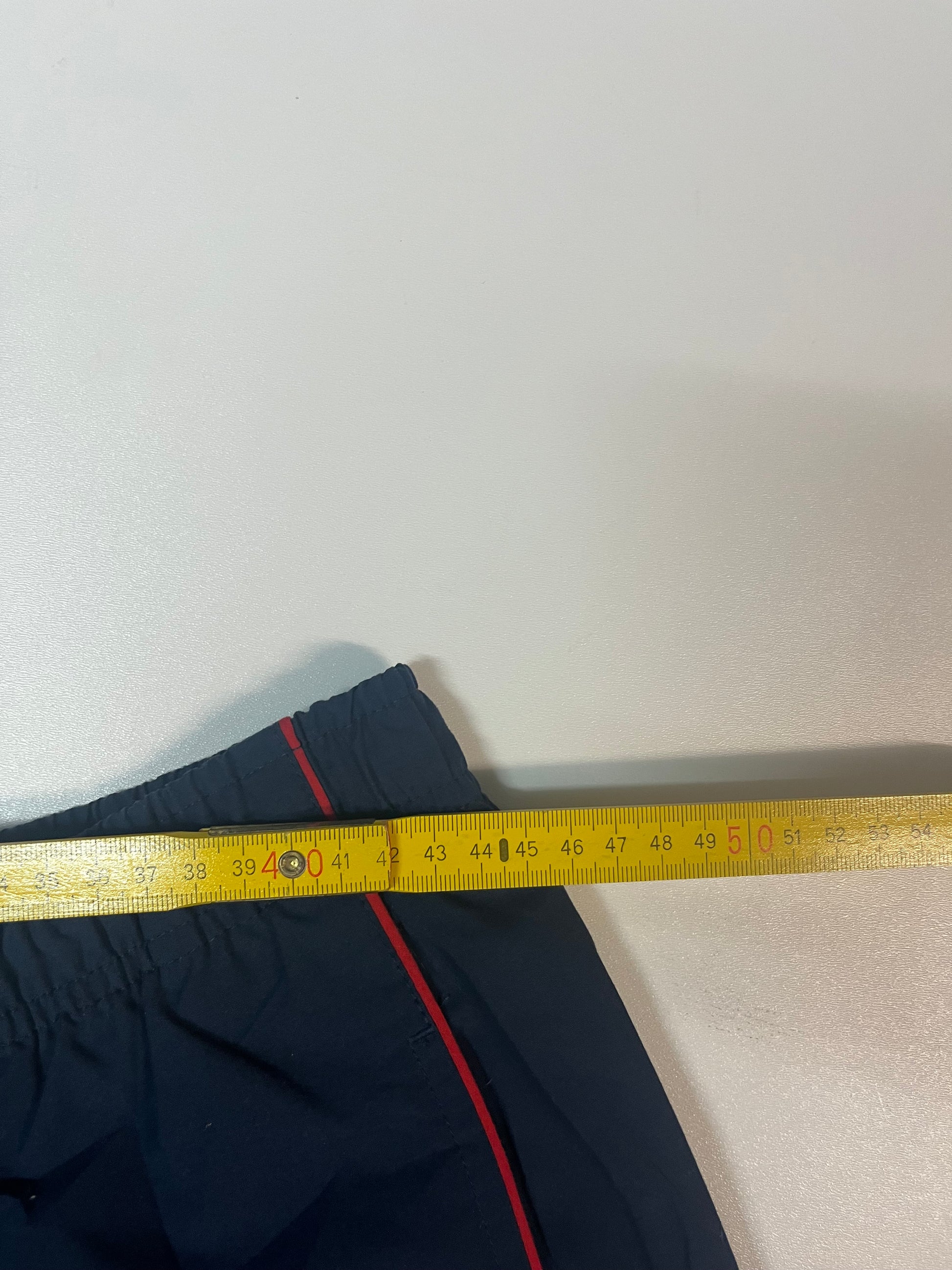 Entdecke unsere Vintage Track Pants von Nike und anderen Marken, erhältlich bei Valuxery.de - Dein Shop für trendige Vintage - Kleidung. Unsere Track Pants sind aus hochwertigen Materialien und