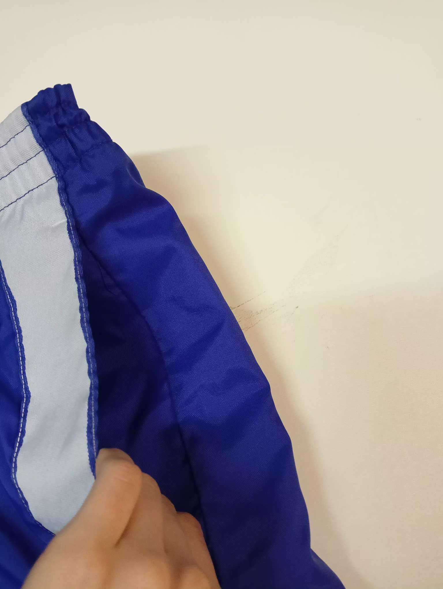 Entdecke unsere Vintage Track Pants von Nike und anderen Marken, erhältlich bei Valuxery.de - Dein Shop für trendige Vintage - Kleidung. Unsere Track Pants sind aus hochwertigen Materialien und