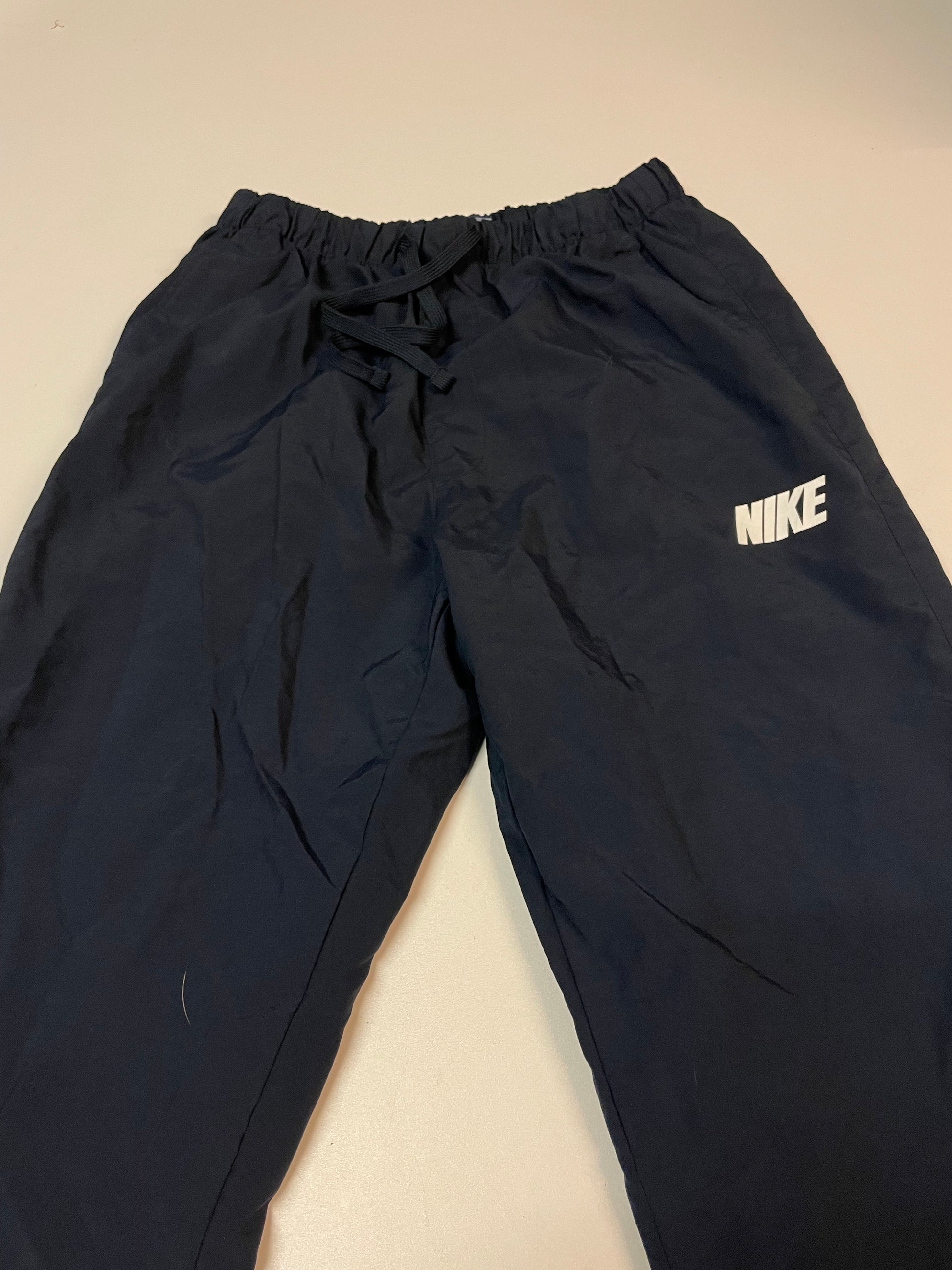Entdecke unsere Vintage Track Pants von Nike und anderen Marken, erhältlich bei Valuxery.de - Dein Shop für trendige Vintage - Kleidung. Unsere Track Pants sind aus hochwertigen Materialien und