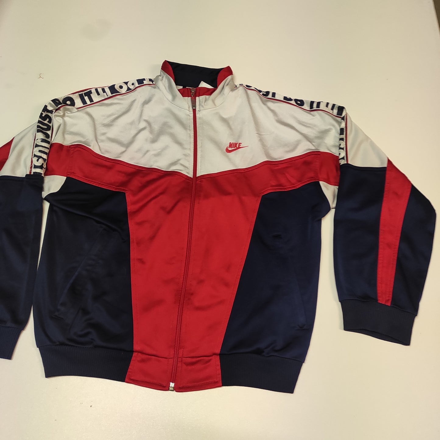 Entdecke unsere Vintage Track Pants von Nike und anderen Marken, erhältlich bei Valuxery.de - Dein Shop für trendige Vintage - Kleidung. Unsere Track Pants sind aus hochwertigen Materialien und
