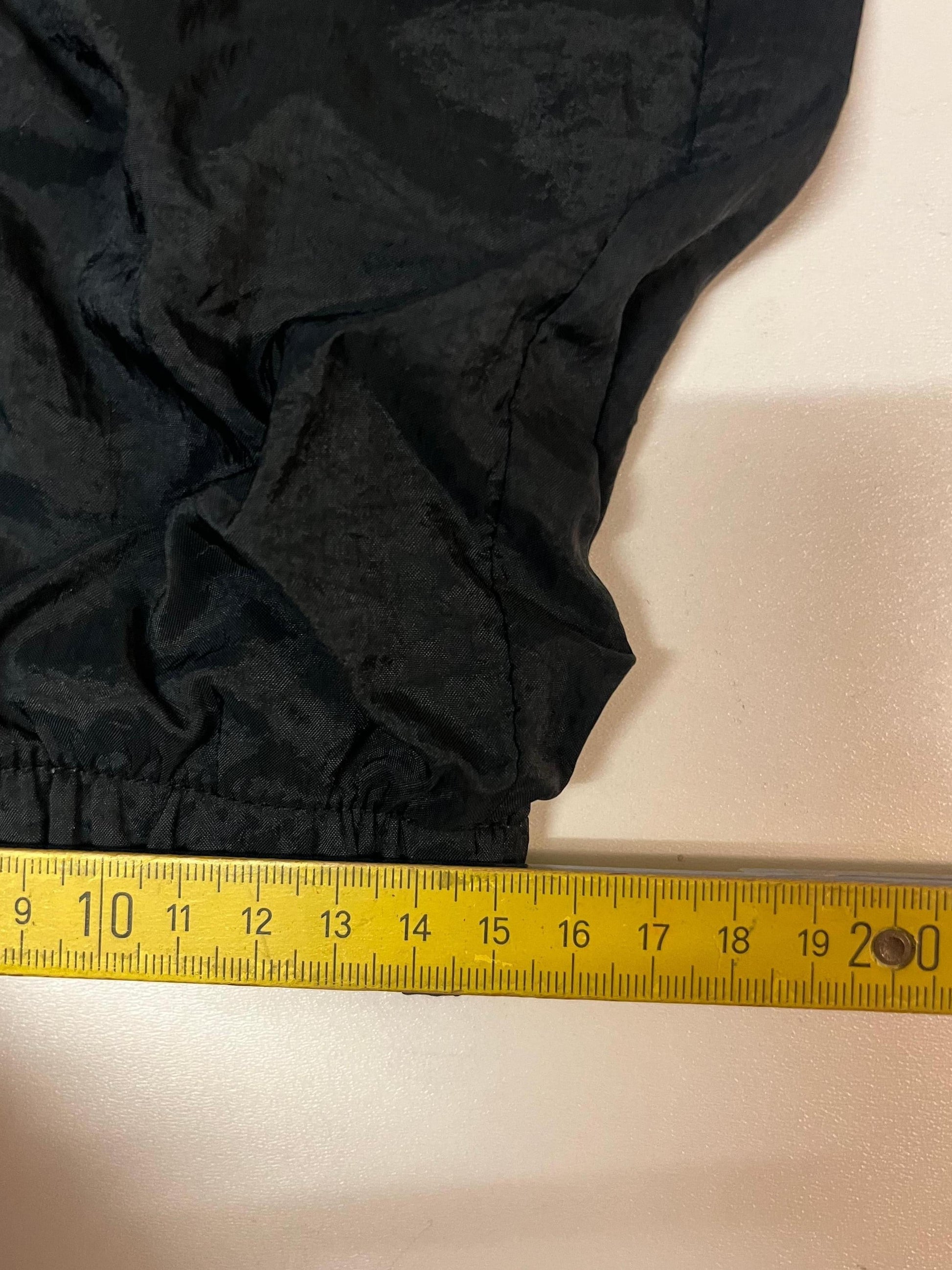 Entdecke unsere Vintage Track Pants von Nike und anderen Marken, erhältlich bei Valuxery.de - Dein Shop für trendige Vintage - Kleidung. Unsere Track Pants sind aus hochwertigen Materialien und