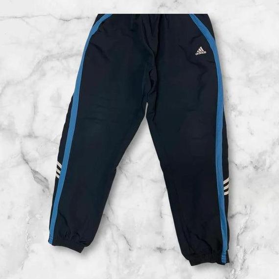 Entdecke unsere Vintage Track Pants von Nike und anderen Marken, erhältlich bei Valuxery.de - Dein Shop für trendige Vintage - Kleidung. Unsere Track Pants sind aus hochwertigen Materialien und