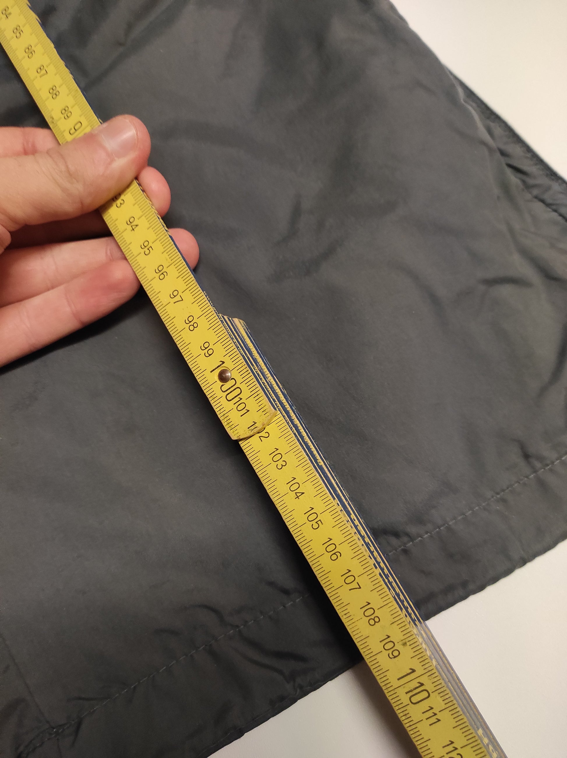 Entdecke unsere Vintage Track Pants von Nike und anderen Marken, erhältlich bei Valuxery.de - Dein Shop für trendige Vintage - Kleidung. Unsere Track Pants sind aus hochwertigen Materialien und