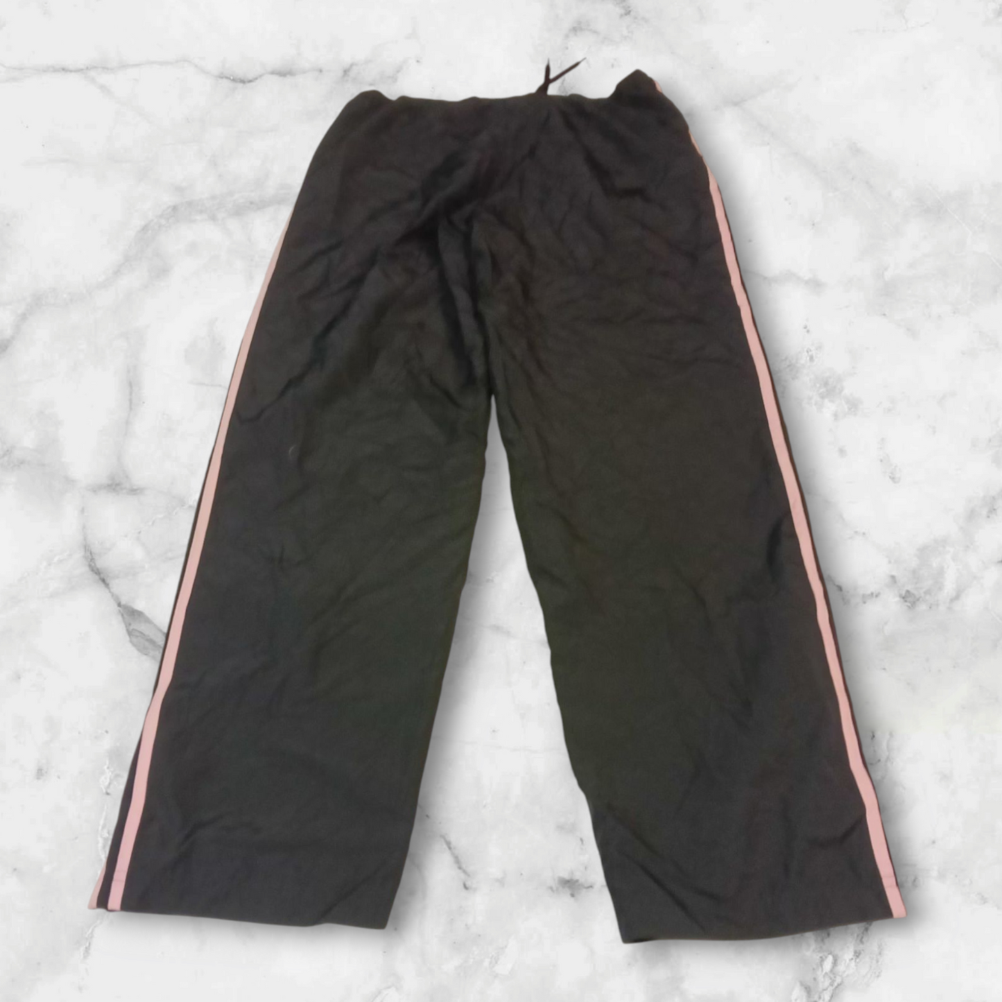 Entdecke unsere Vintage Track Pants von Nike und anderen Marken, erhältlich bei Valuxery.de - Dein Shop für trendige Vintage - Kleidung. Unsere Track Pants sind aus hochwertigen Materialien und