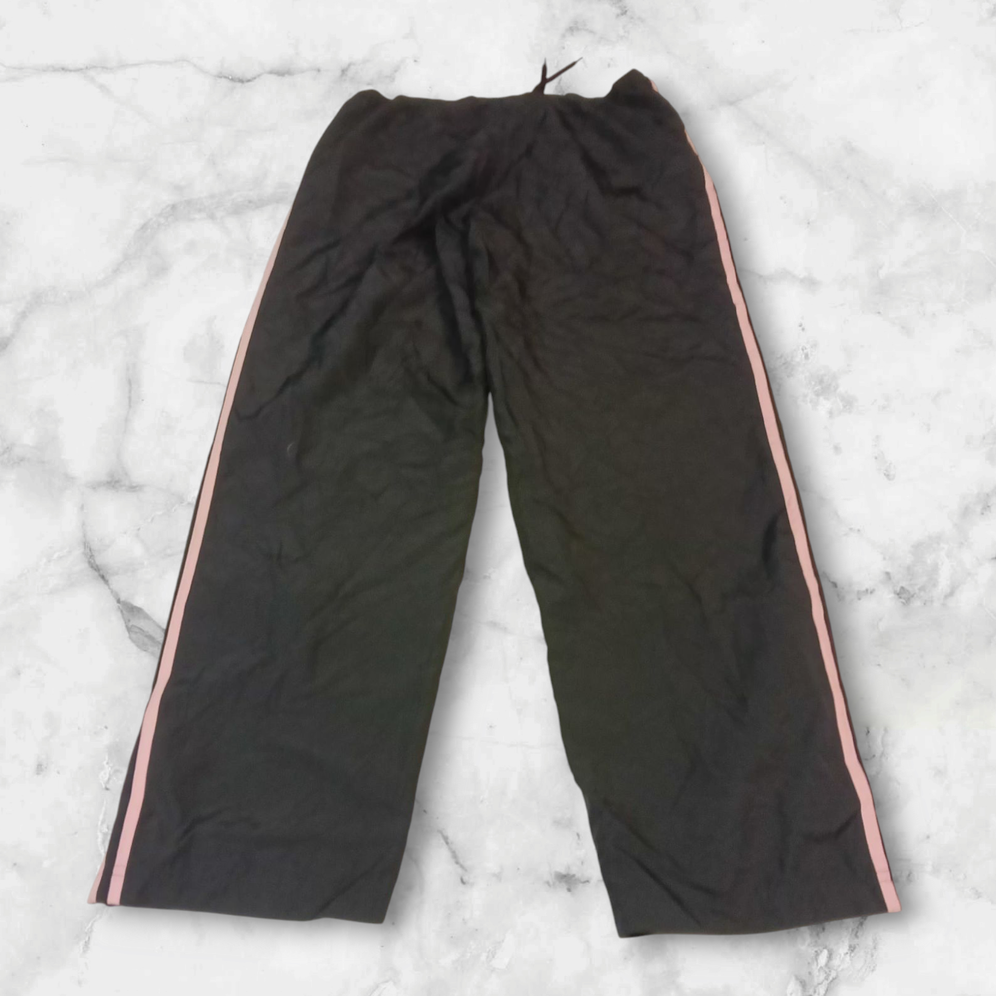 Entdecke unsere Vintage Track Pants von Nike und anderen Marken, erhältlich bei Valuxery.de - Dein Shop für trendige Vintage - Kleidung. Unsere Track Pants sind aus hochwertigen Materialien und