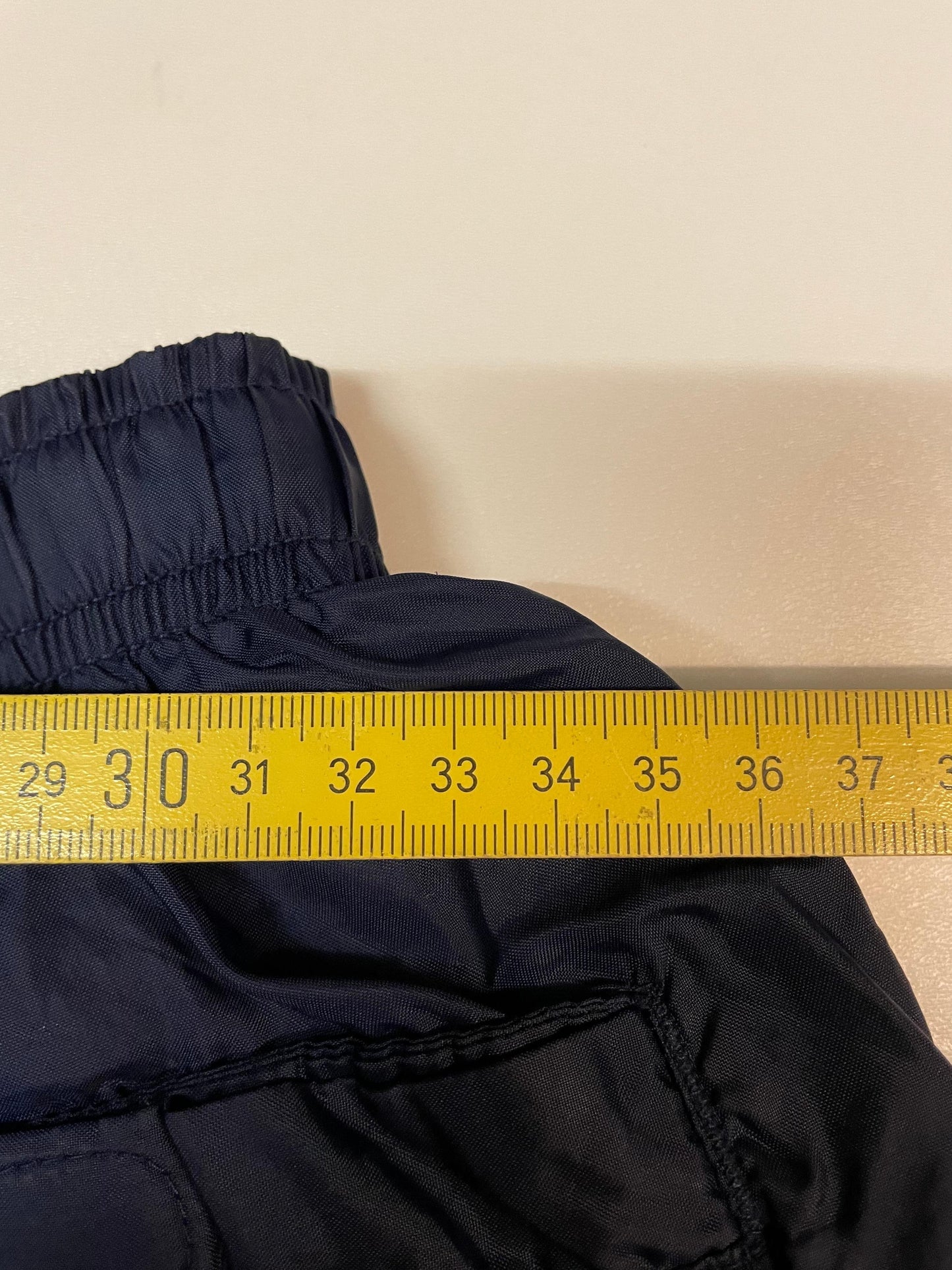 Entdecke unsere Vintage Track Pants von Nike und anderen Marken, erhältlich bei Valuxery.de - Dein Shop für trendige Vintage - Kleidung. Unsere Track Pants sind aus hochwertigen Materialien und