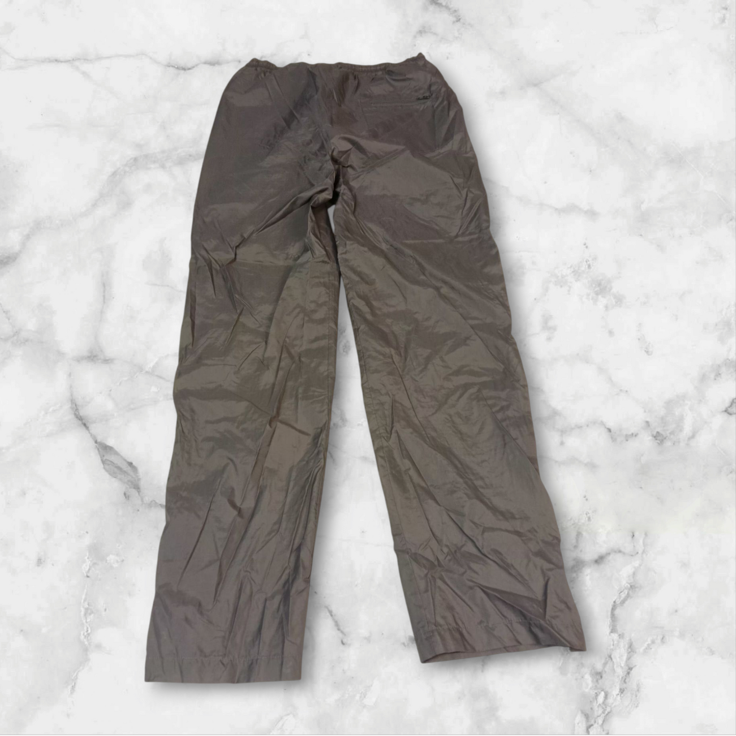 Entdecke unsere Vintage Track Pants von Nike und anderen Marken, erhältlich bei Valuxery.de - Dein Shop für trendige Vintage - Kleidung. Unsere Track Pants sind aus hochwertigen Materialien und