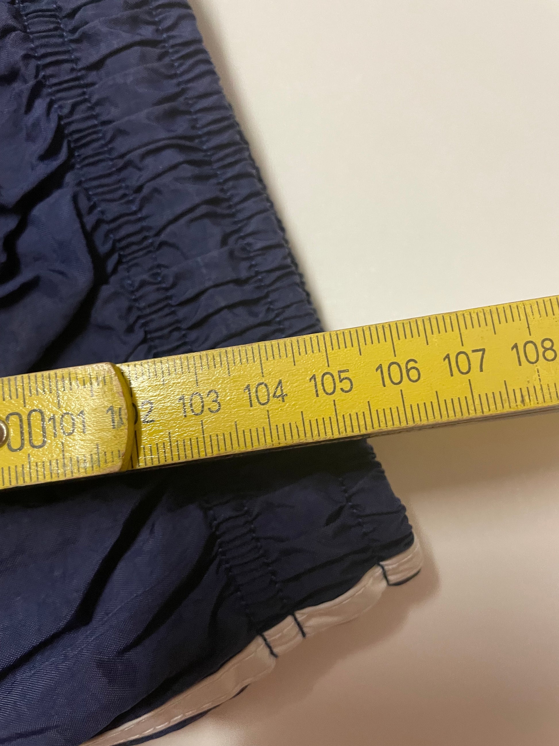 Entdecke unsere Vintage Track Pants von Nike und anderen Marken, erhältlich bei Valuxery.de - Dein Shop für trendige Vintage - Kleidung. Unsere Track Pants sind aus hochwertigen Materialien und