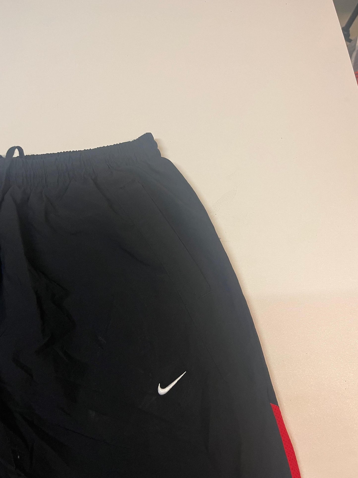 Entdecke unsere Vintage Track Pants von Nike und anderen Marken, erhältlich bei Valuxery.de - Dein Shop für trendige Vintage - Kleidung. Unsere Track Pants sind aus hochwertigen Materialien und