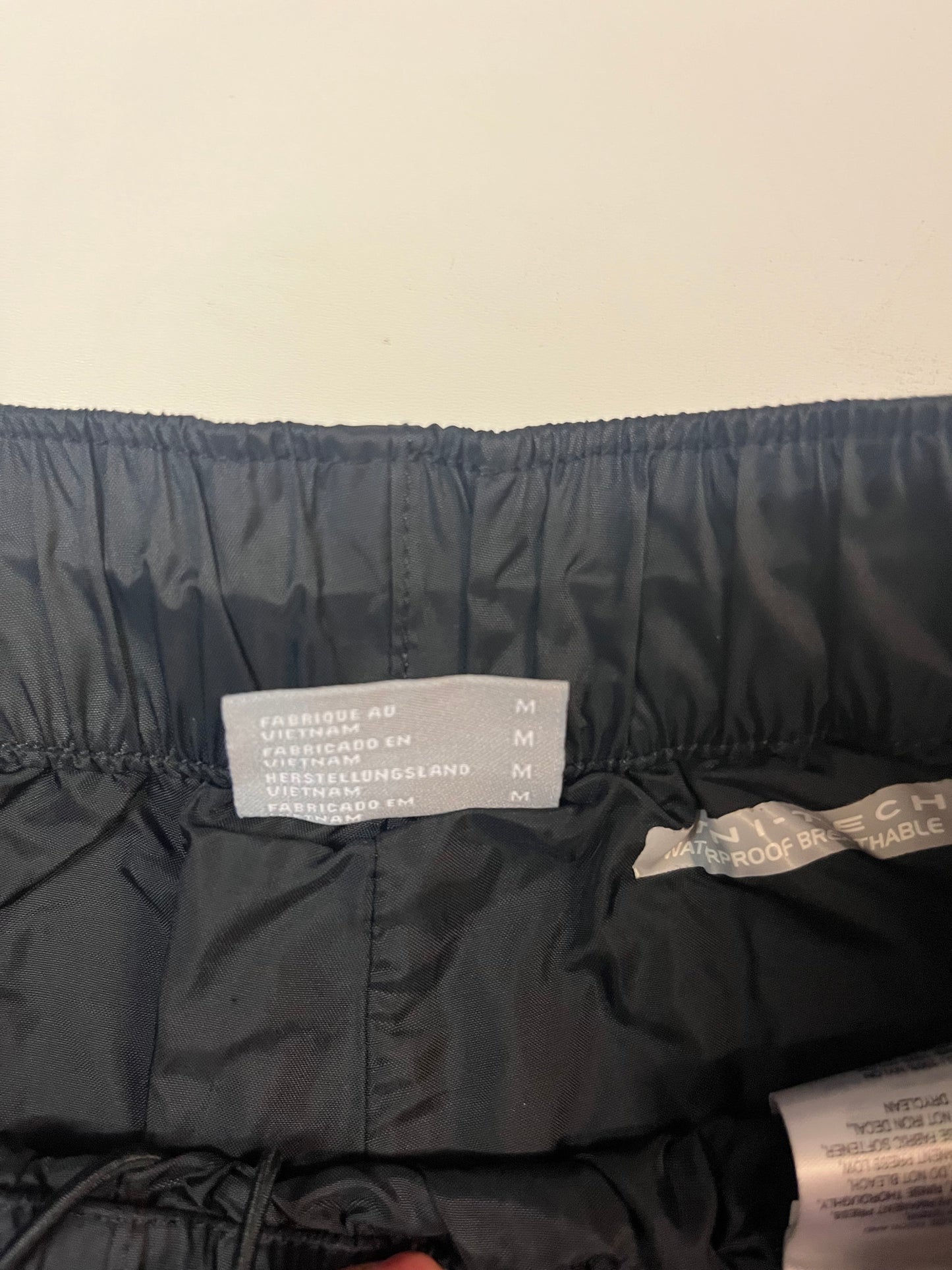 Entdecke unsere Vintage Track Pants von Nike und anderen Marken, erhältlich bei Valuxery.de - Dein Shop für trendige Vintage - Kleidung. Unsere Track Pants sind aus hochwertigen Materialien und
