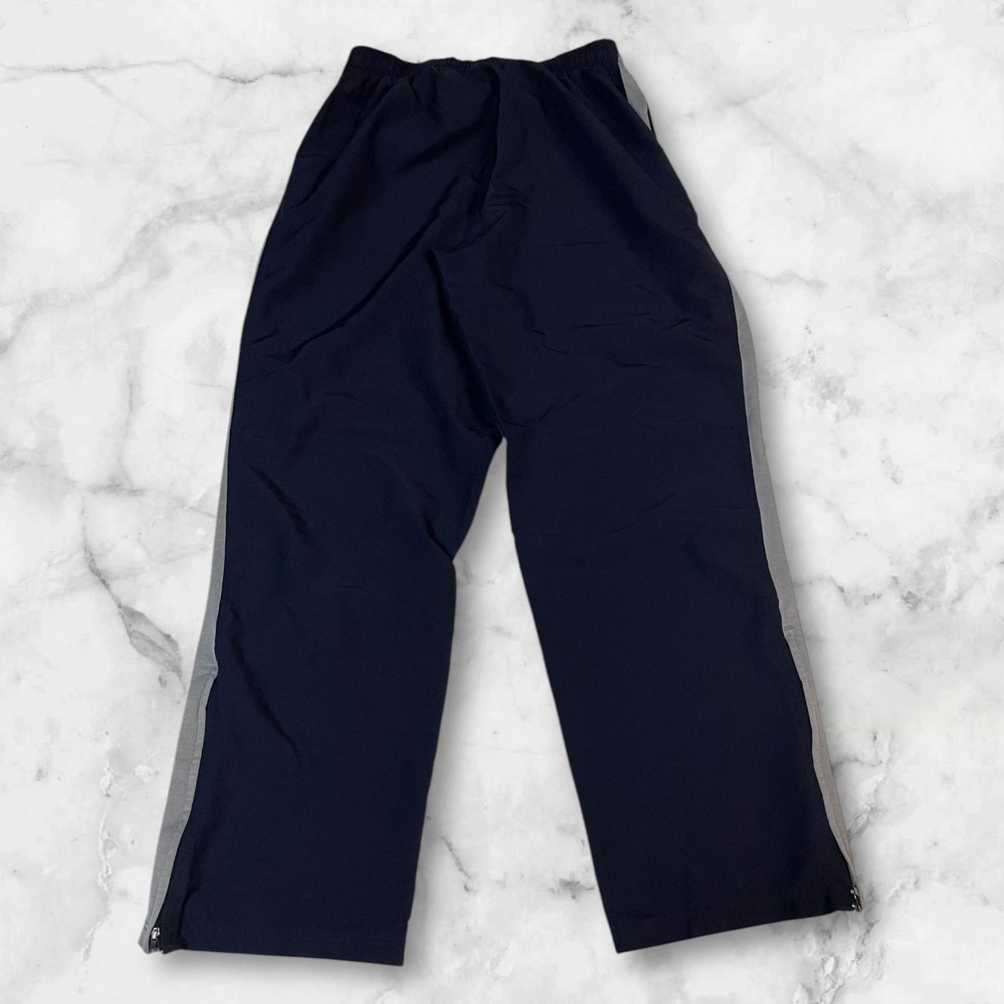 Entdecke unsere Vintage Track Pants von Nike und anderen Marken, erhältlich bei Valuxery.de - Dein Shop für trendige Vintage - Kleidung. Unsere Track Pants sind aus hochwertigen Materialien und