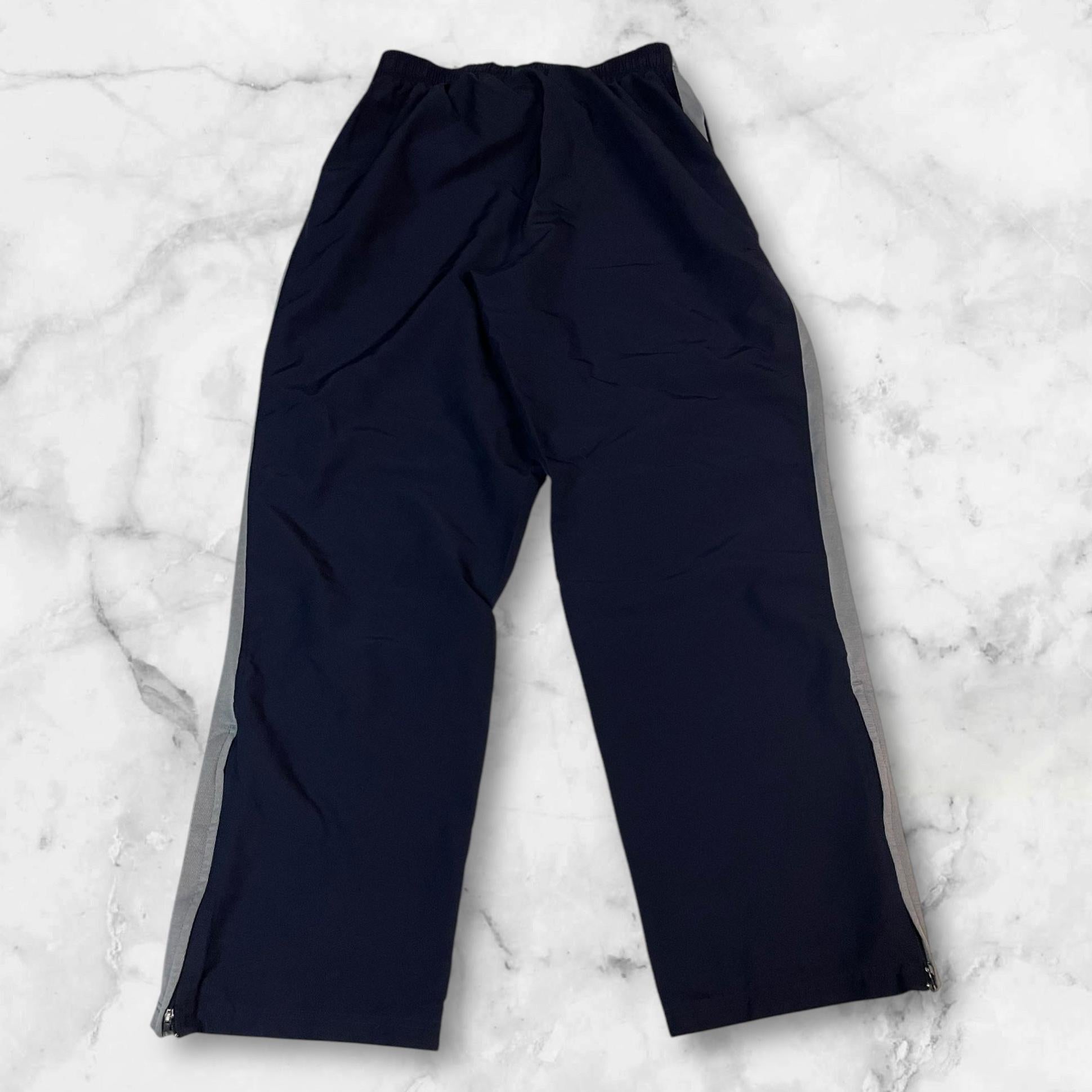 Entdecke unsere Vintage Track Pants von Nike und anderen Marken, erhältlich bei Valuxery.de - Dein Shop für trendige Vintage - Kleidung. Unsere Track Pants sind aus hochwertigen Materialien und