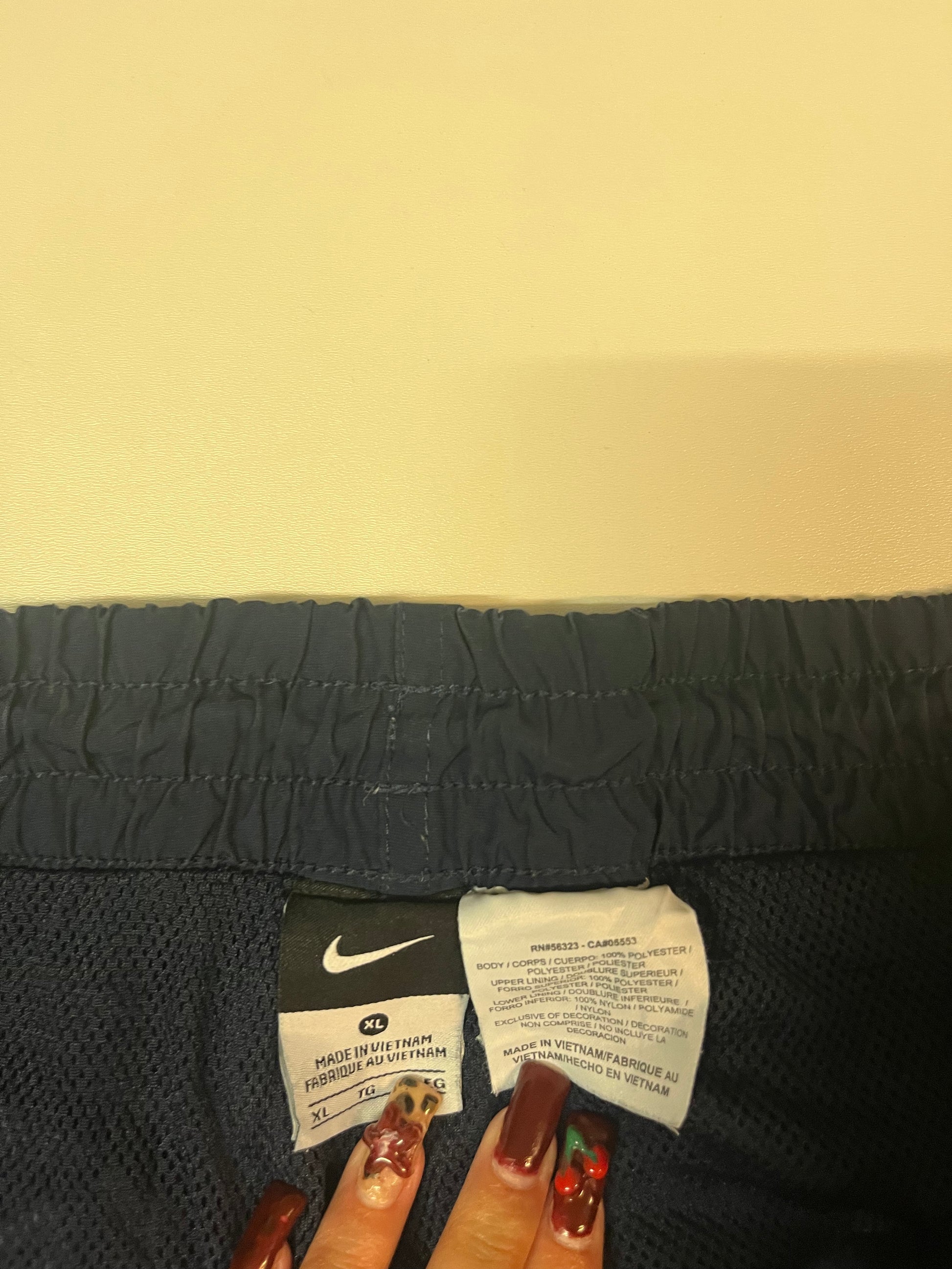 Entdecke unsere Vintage Track Pants von Nike und anderen Marken, erhältlich bei Valuxery.de - Dein Shop für trendige Vintage - Kleidung. Unsere Track Pants sind aus hochwertigen Materialien und