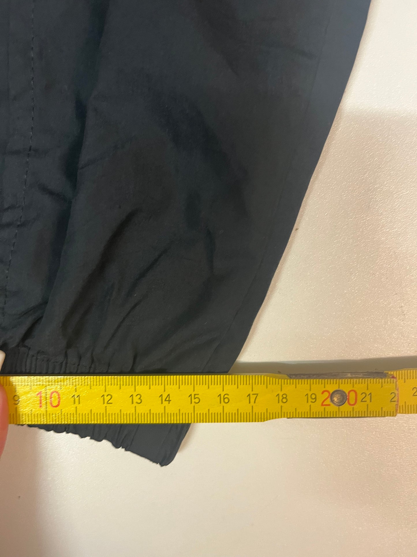 Entdecke unsere Vintage Track Pants von Nike und anderen Marken, erhältlich bei Valuxery.de - Dein Shop für trendige Vintage - Kleidung. Unsere Track Pants sind aus hochwertigen Materialien und