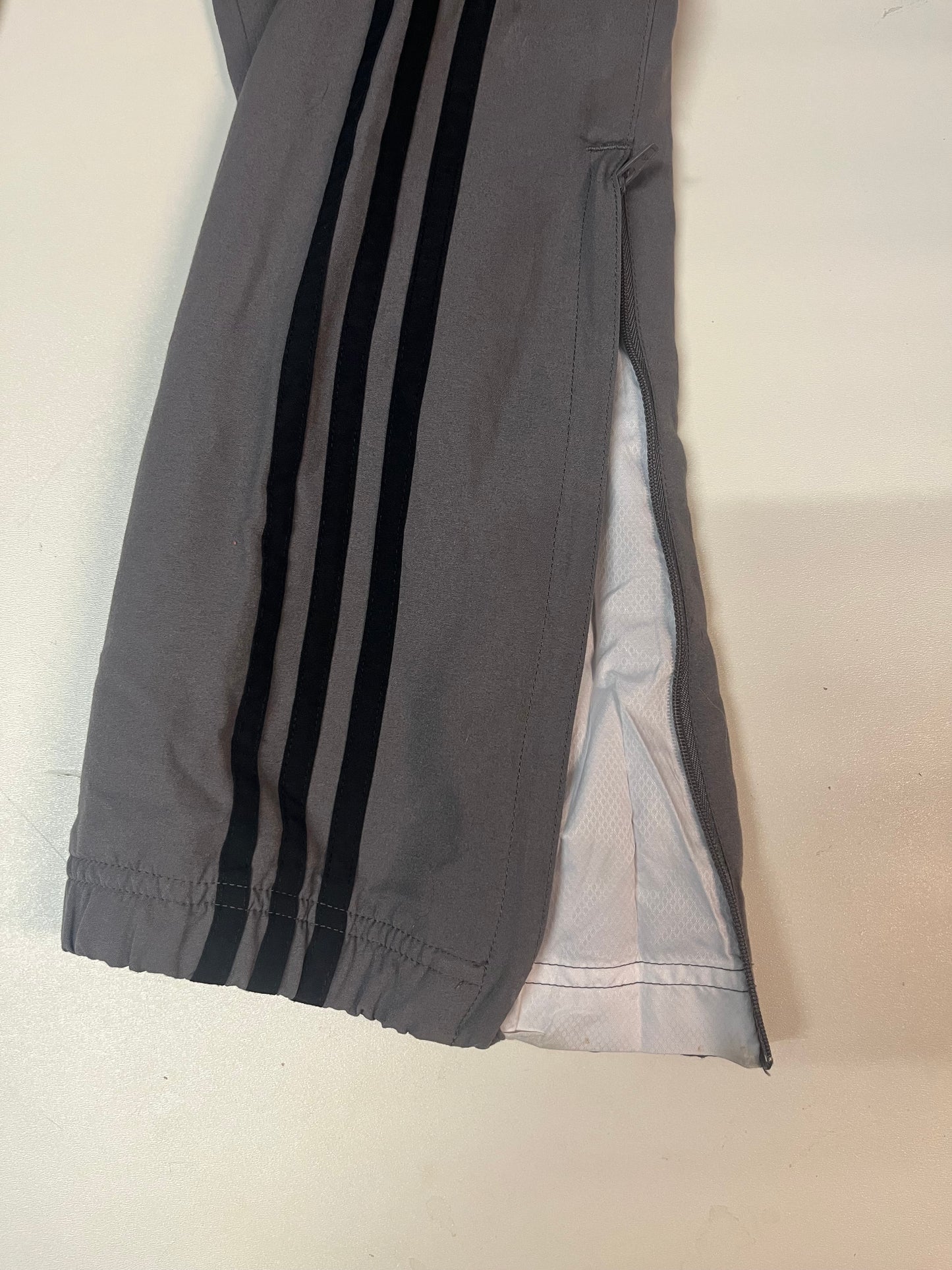 Entdecke unsere Vintage Track Pants von Nike und anderen Marken, erhältlich bei Valuxery.de - Dein Shop für trendige Vintage - Kleidung. Unsere Track Pants sind aus hochwertigen Materialien und