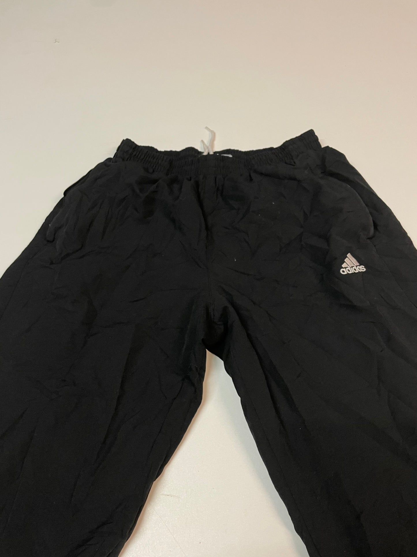 Entdecke unsere Vintage Track Pants von Nike und anderen Marken, erhältlich bei Valuxery.de - Dein Shop für trendige Vintage - Kleidung. Unsere Track Pants sind aus hochwertigen Materialien und