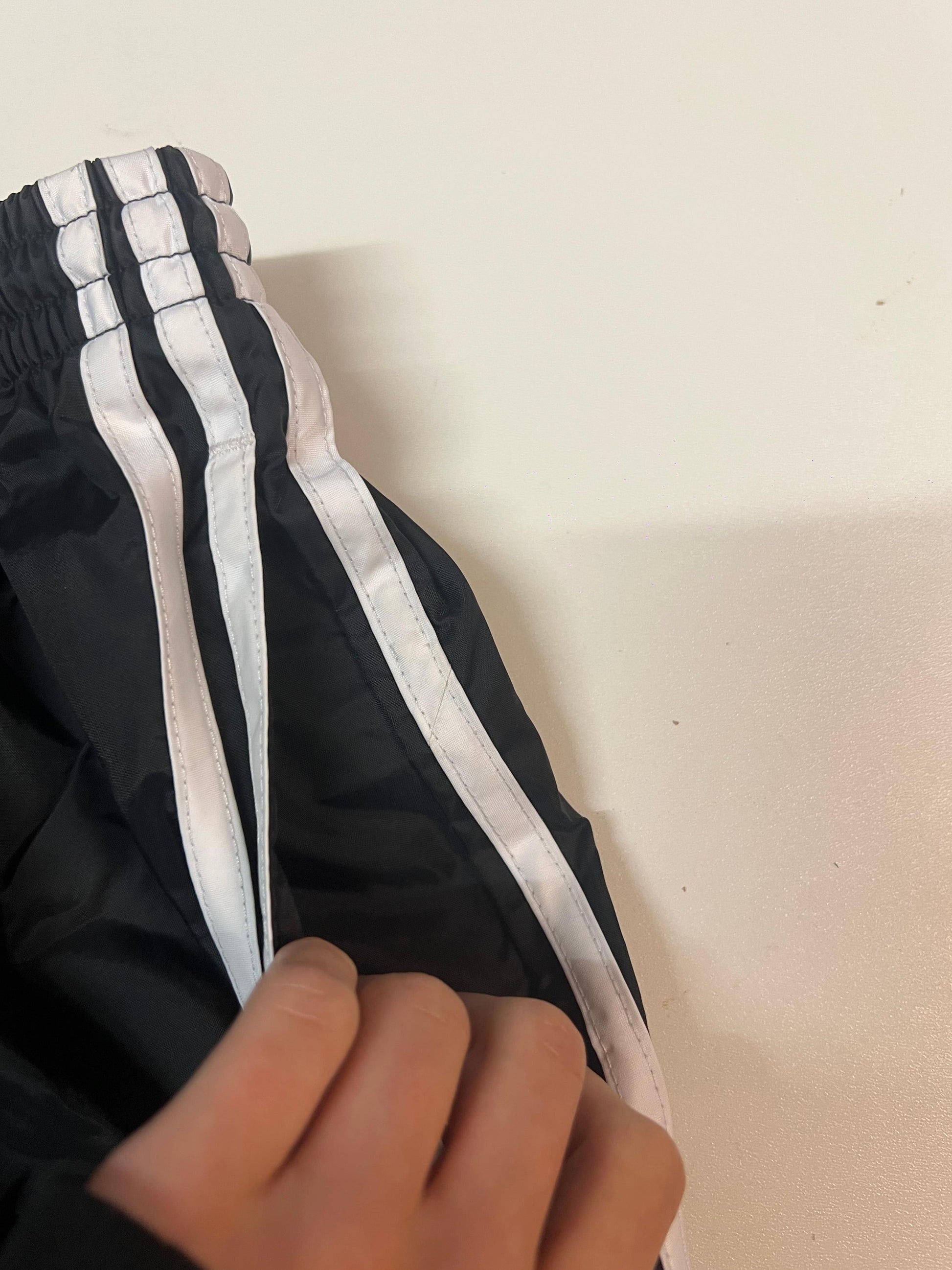 Entdecke unsere Vintage Track Pants von Nike und anderen Marken, erhältlich bei Valuxery.de - Dein Shop für trendige Vintage - Kleidung. Unsere Track Pants sind aus hochwertigen Materialien und