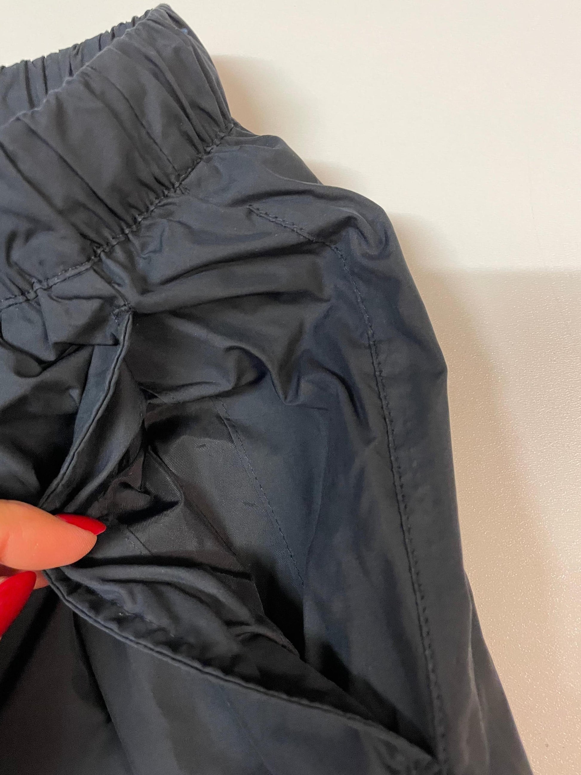 Entdecke unsere Vintage Track Pants von Nike und anderen Marken, erhältlich bei Valuxery.de - Dein Shop für trendige Vintage - Kleidung. Unsere Track Pants sind aus hochwertigen Materialien und