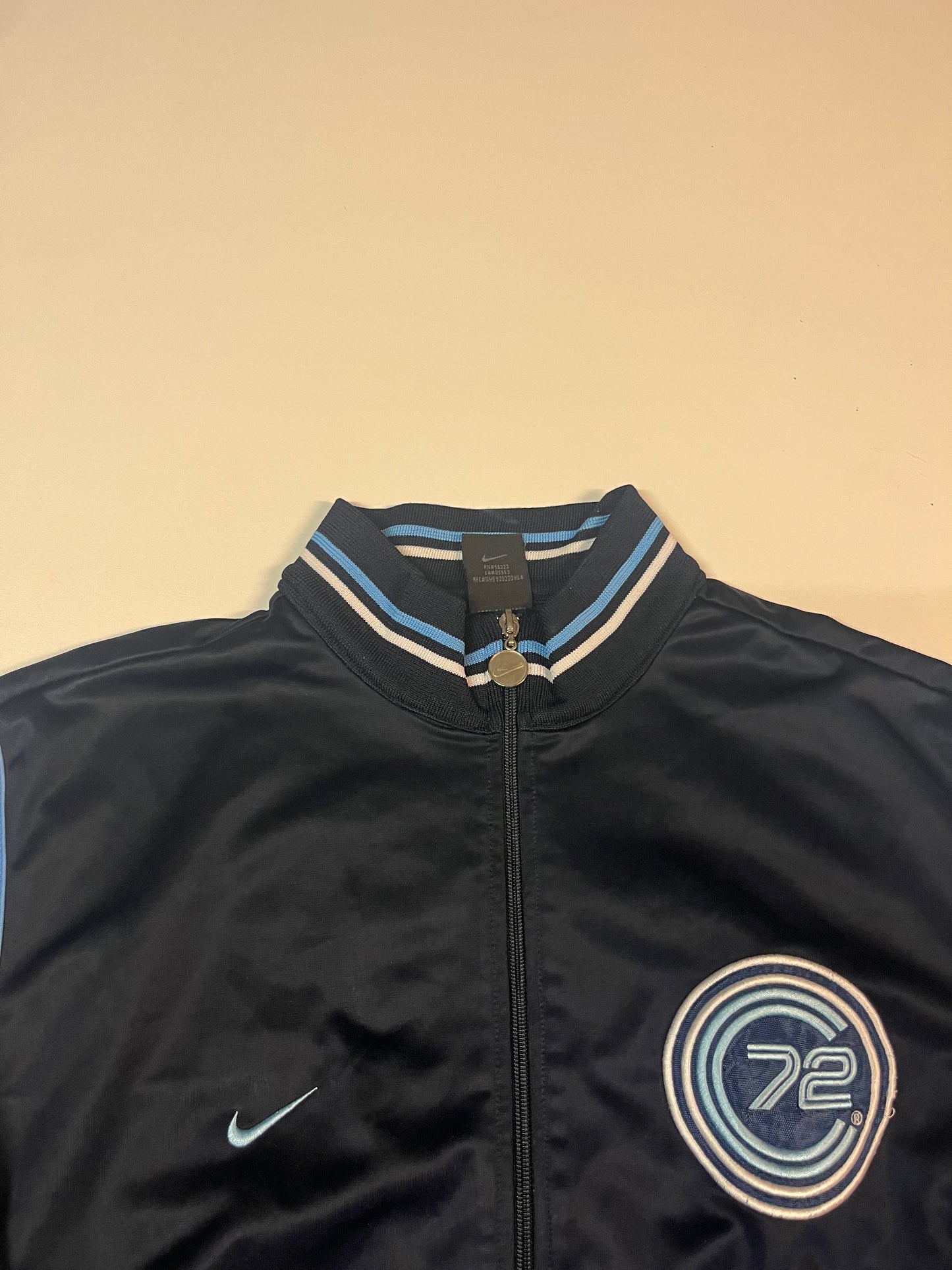 Entdecke unsere Vintage Track Pants von Nike und anderen Marken, erhältlich bei Valuxery.de - Dein Shop für trendige Vintage - Kleidung. Unsere Track Pants sind aus hochwertigen Materialien und