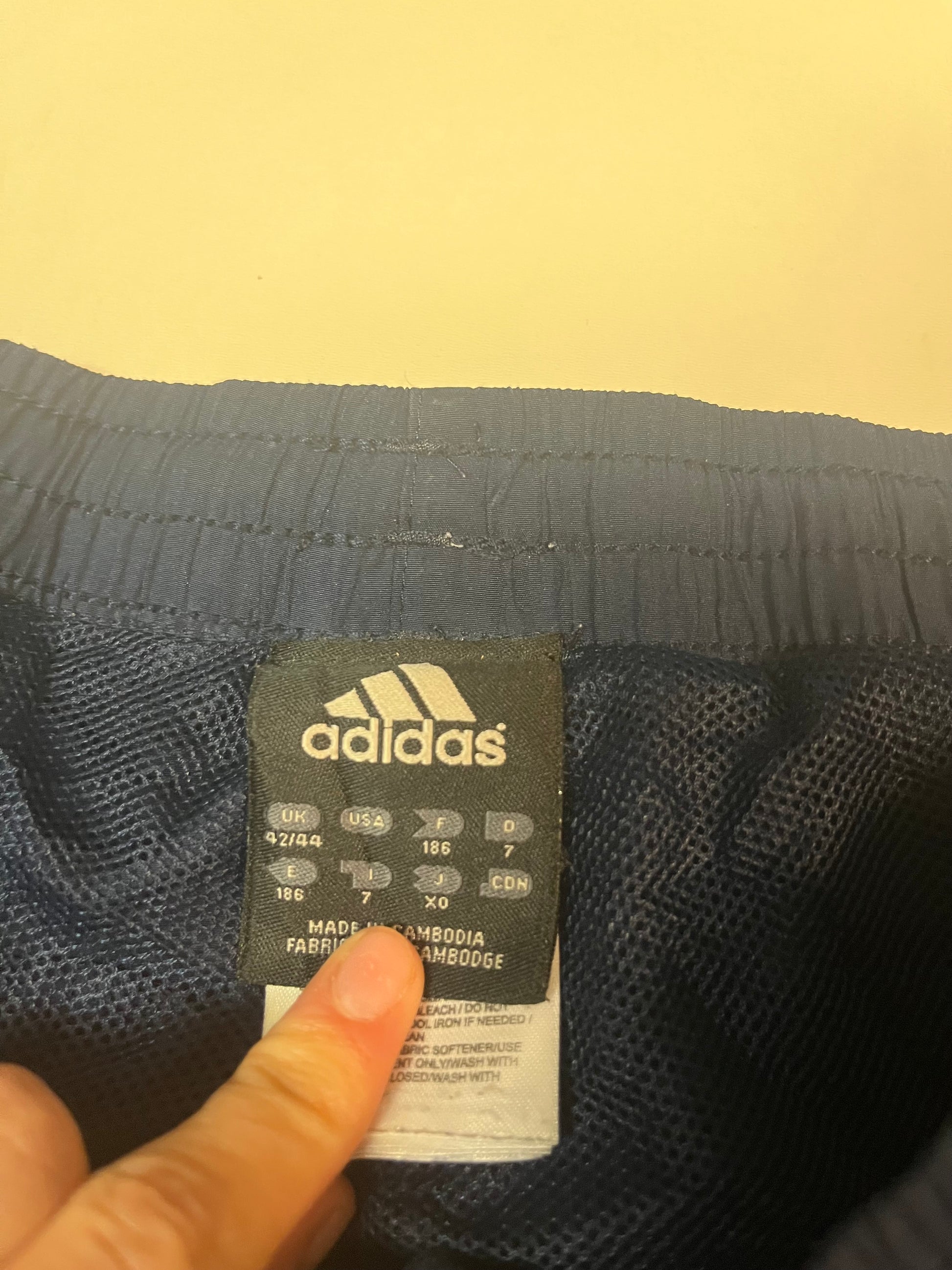 Entdecke unsere Vintage Track Pants von Nike und anderen Marken, erhältlich bei Valuxery.de - Dein Shop für trendige Vintage - Kleidung. Unsere Track Pants sind aus hochwertigen Materialien und