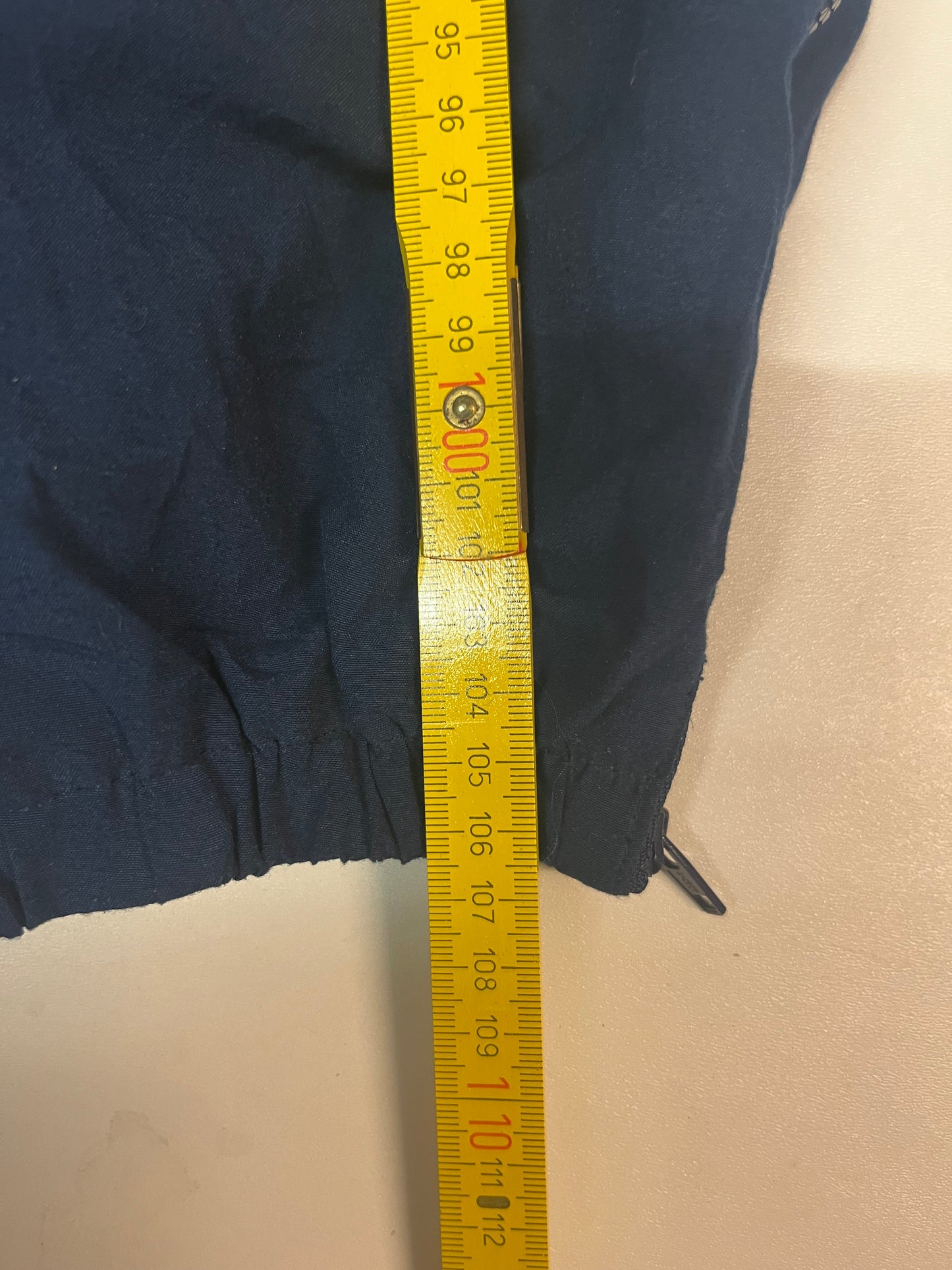 Entdecke unsere Vintage Track Pants von Nike und anderen Marken, erhältlich bei Valuxery.de - Dein Shop für trendige Vintage - Kleidung. Unsere Track Pants sind aus hochwertigen Materialien und