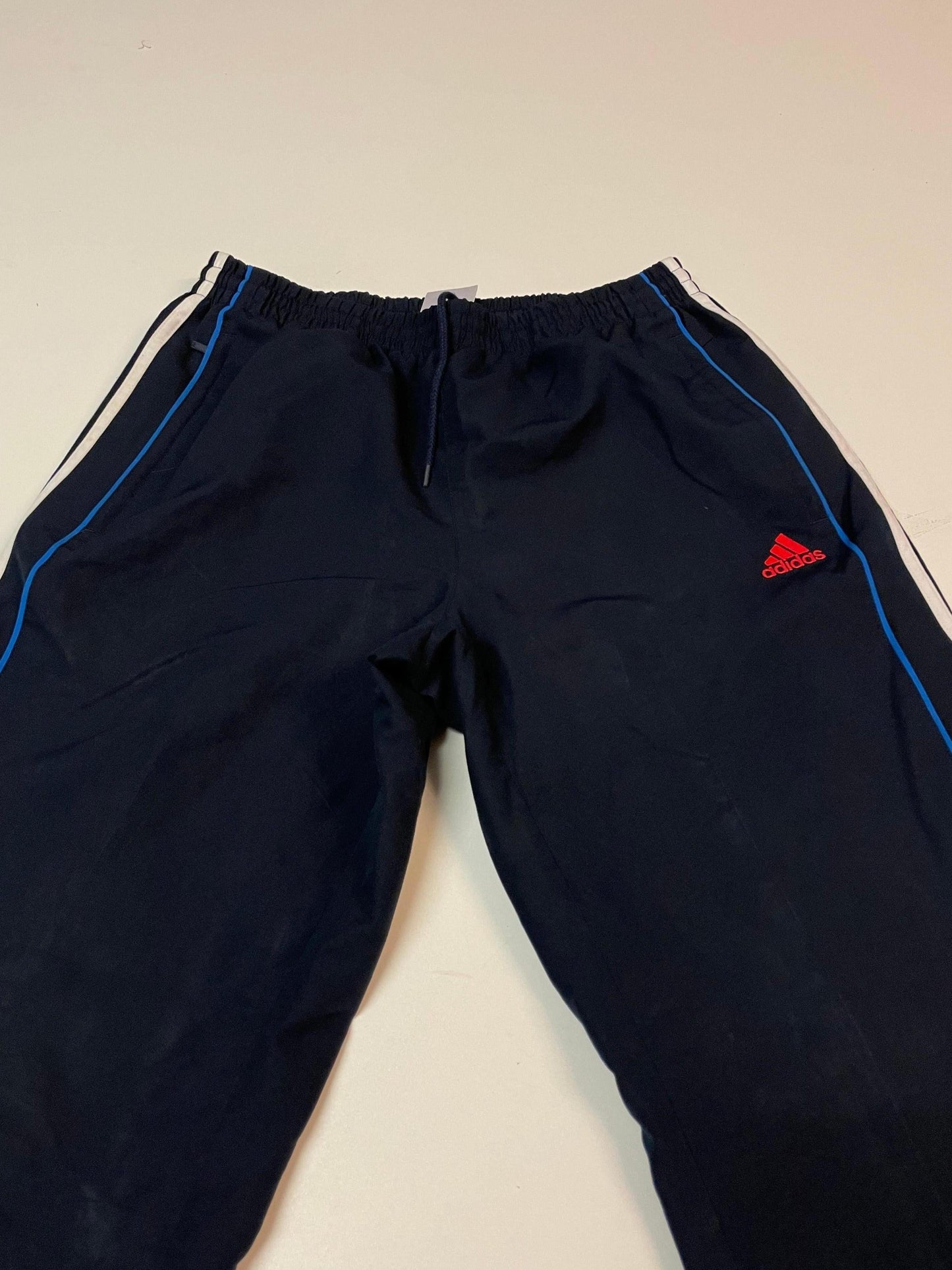 Entdecke unsere Vintage Track Pants von Nike und anderen Marken, erhältlich bei Valuxery.de - Dein Shop für trendige Vintage - Kleidung. Unsere Track Pants sind aus hochwertigen Materialien und