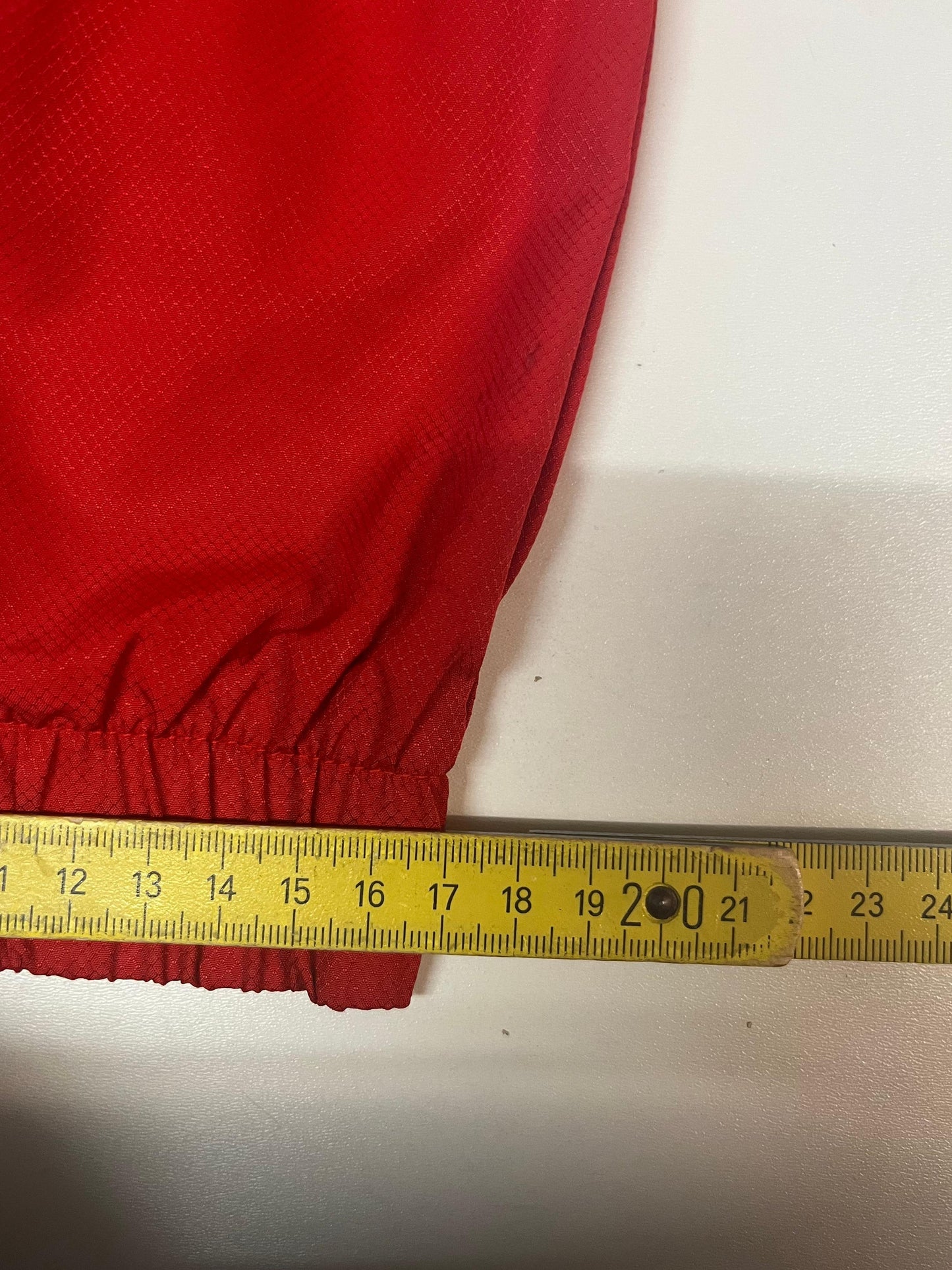 Entdecke unsere Vintage Track Pants von Nike und anderen Marken, erhältlich bei Valuxery.de - Dein Shop für trendige Vintage - Kleidung. Unsere Track Pants sind aus hochwertigen Materialien und