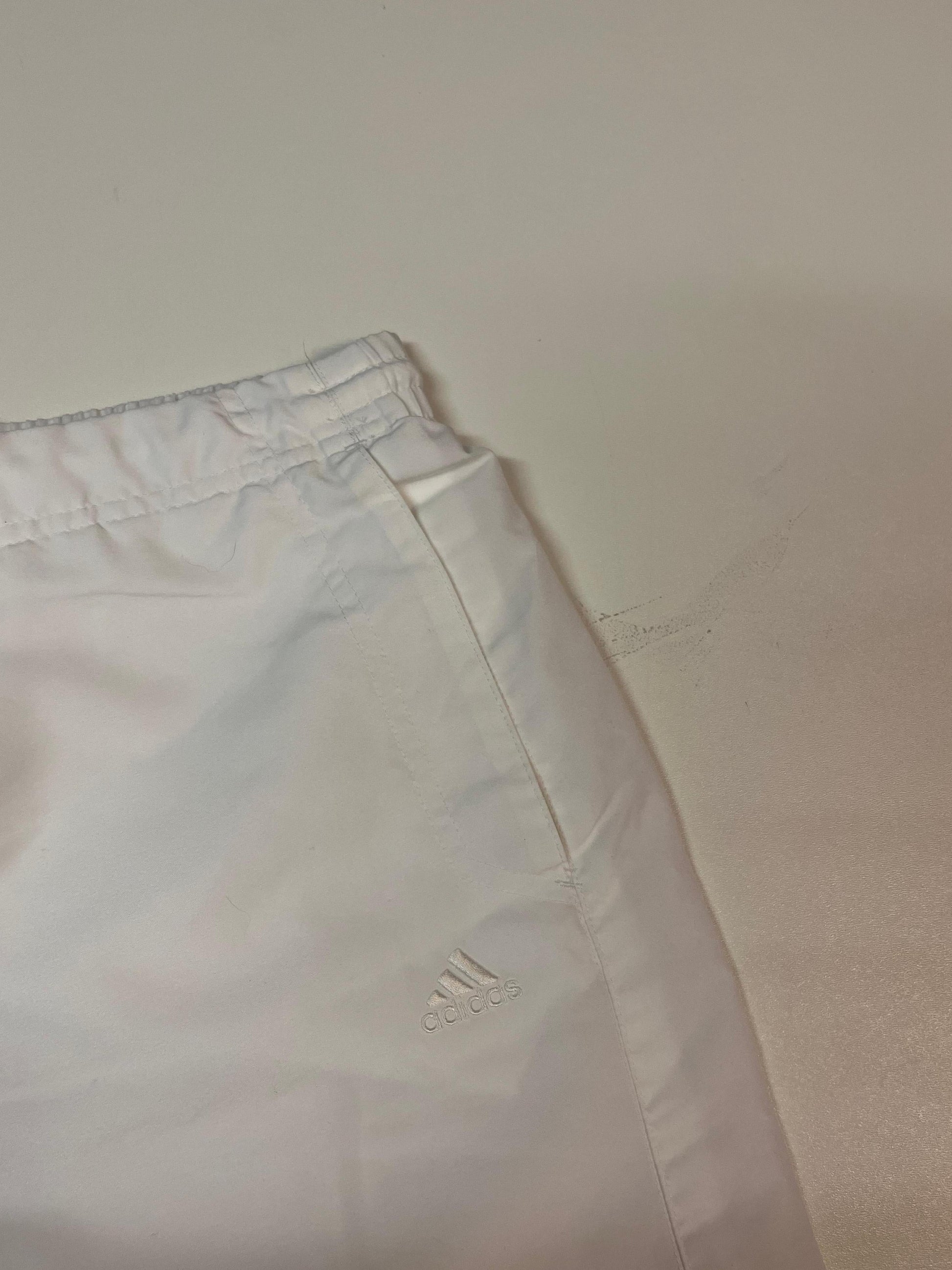 Entdecke unsere Vintage Track Pants von Nike und anderen Marken, erhältlich bei Valuxery.de - Dein Shop für trendige Vintage - Kleidung. Unsere Track Pants sind aus hochwertigen Materialien und