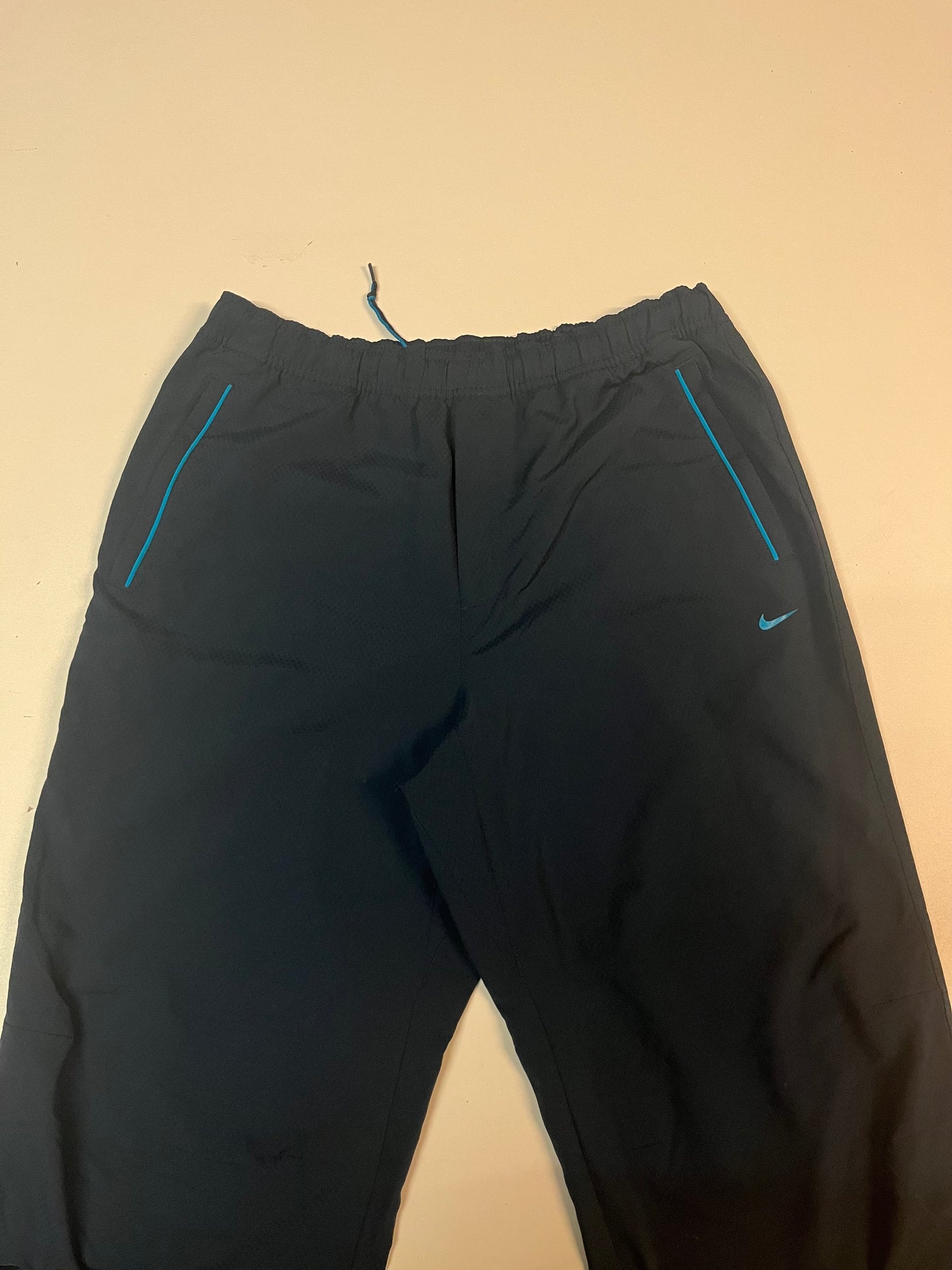 Entdecke unsere Vintage Track Pants von Nike und anderen Marken, erhältlich bei Valuxery.de - Dein Shop für trendige Vintage - Kleidung. Unsere Track Pants sind aus hochwertigen Materialien und