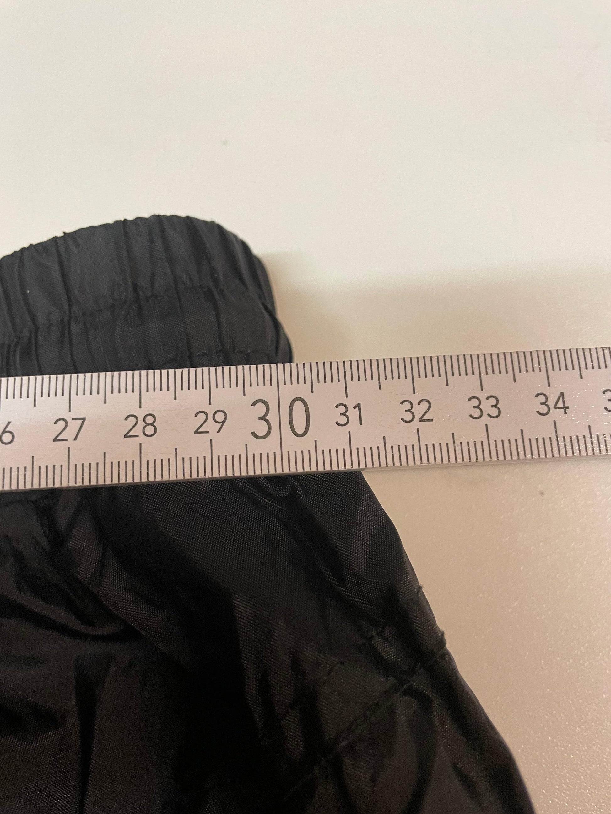 Entdecke unsere Vintage Track Pants von Nike und anderen Marken, erhältlich bei Valuxery.de - Dein Shop für trendige Vintage - Kleidung. Unsere Track Pants sind aus hochwertigen Materialien und