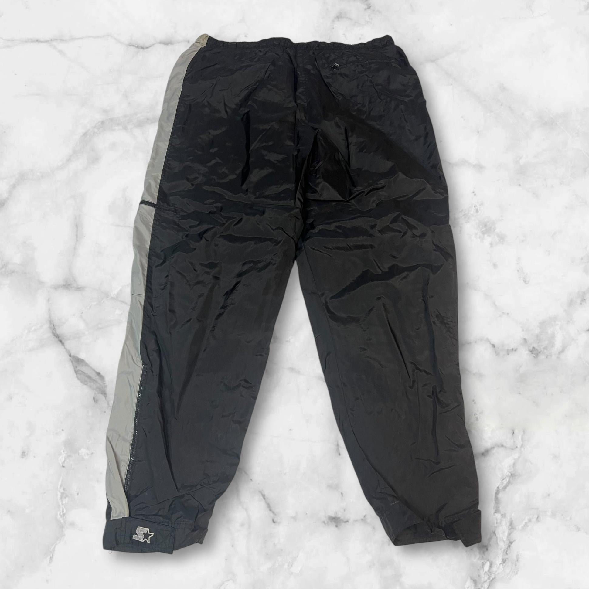 Entdecke unsere Vintage Track Pants von Nike und anderen Marken, erhältlich bei Valuxery.de - Dein Shop für trendige Vintage - Kleidung. Unsere Track Pants sind aus hochwertigen Materialien und