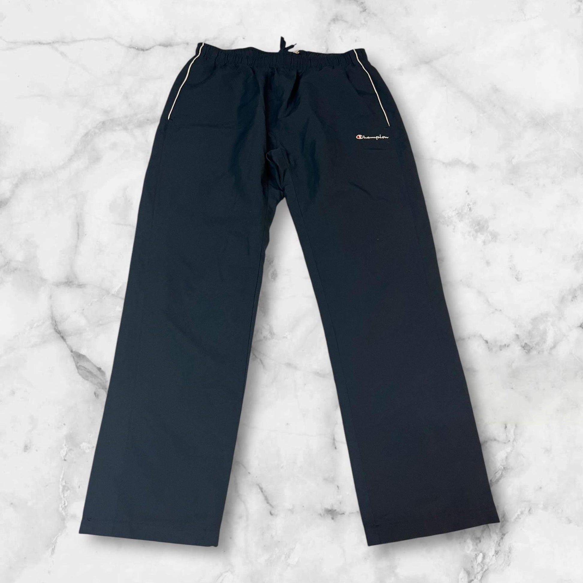 Entdecke unsere Vintage Track Pants von Nike und anderen Marken, erhältlich bei Valuxery.de - Dein Shop für trendige Vintage - Kleidung. Unsere Track Pants sind aus hochwertigen Materialien und