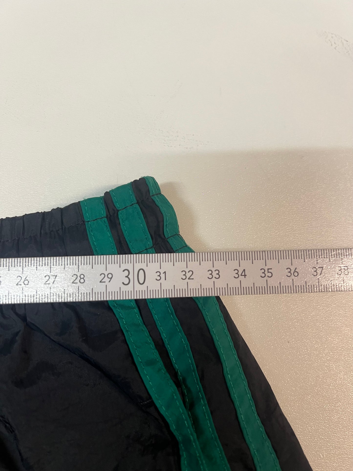 Entdecke unsere Vintage Track Pants von Nike und anderen Marken, erhältlich bei Valuxery.de - Dein Shop für trendige Vintage - Kleidung. Unsere Track Pants sind aus hochwertigen Materialien und