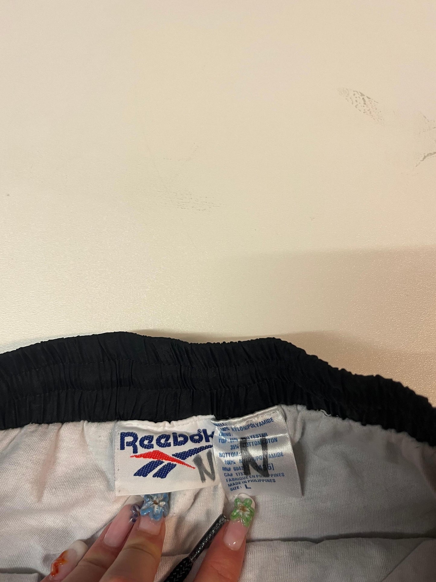Entdecke unsere Vintage Track Pants von Nike und anderen Marken, erhältlich bei Valuxery.de - Dein Shop für trendige Vintage - Kleidung. Unsere Track Pants sind aus hochwertigen Materialien und
