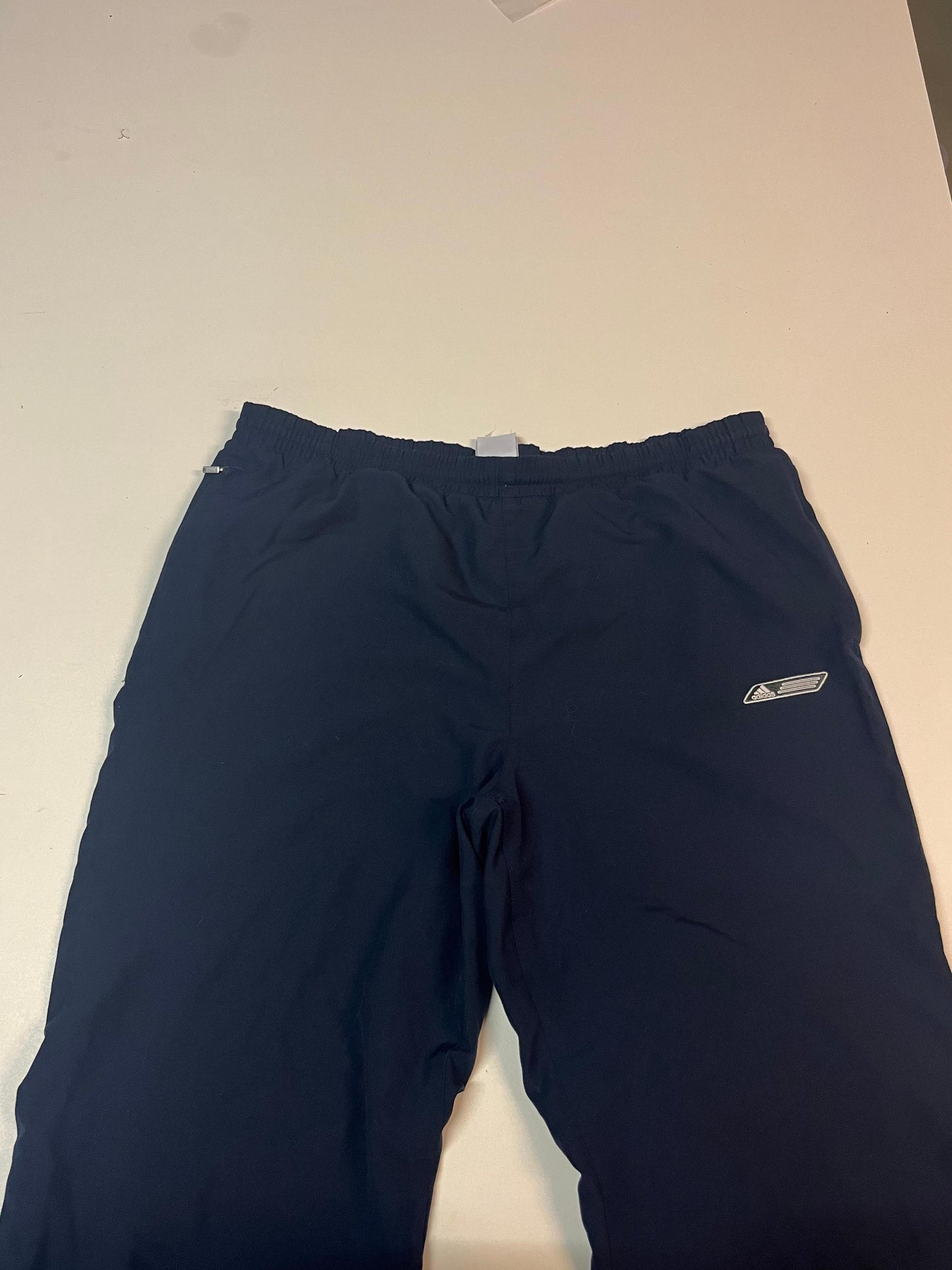 Entdecke unsere Vintage Track Pants von Nike und anderen Marken, erhältlich bei Valuxery.de - Dein Shop für trendige Vintage - Kleidung. Unsere Track Pants sind aus hochwertigen Materialien und