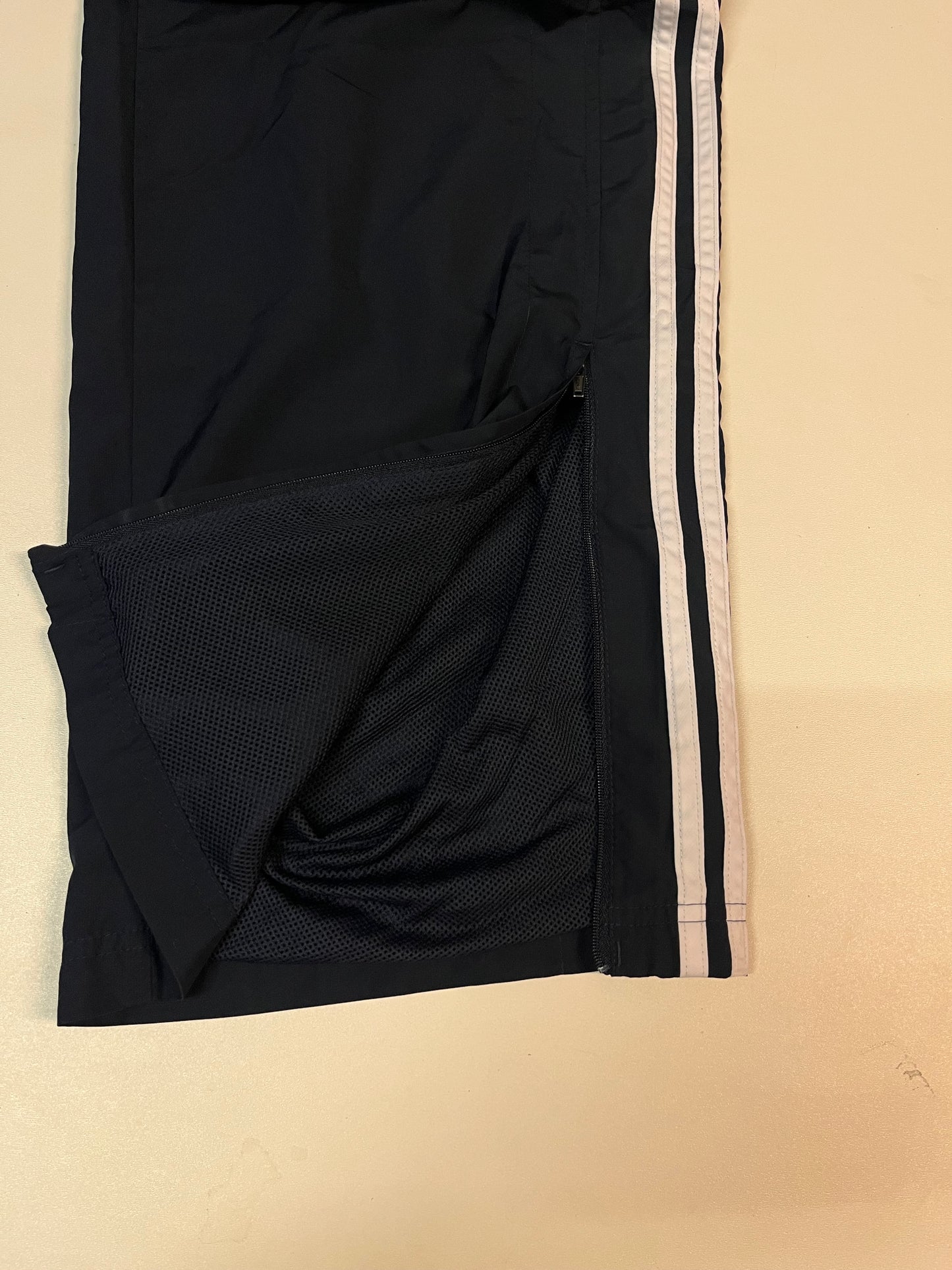 Entdecke unsere Vintage Track Pants von Nike und anderen Marken, erhältlich bei Valuxery.de - Dein Shop für trendige Vintage - Kleidung. Unsere Track Pants sind aus hochwertigen Materialien und