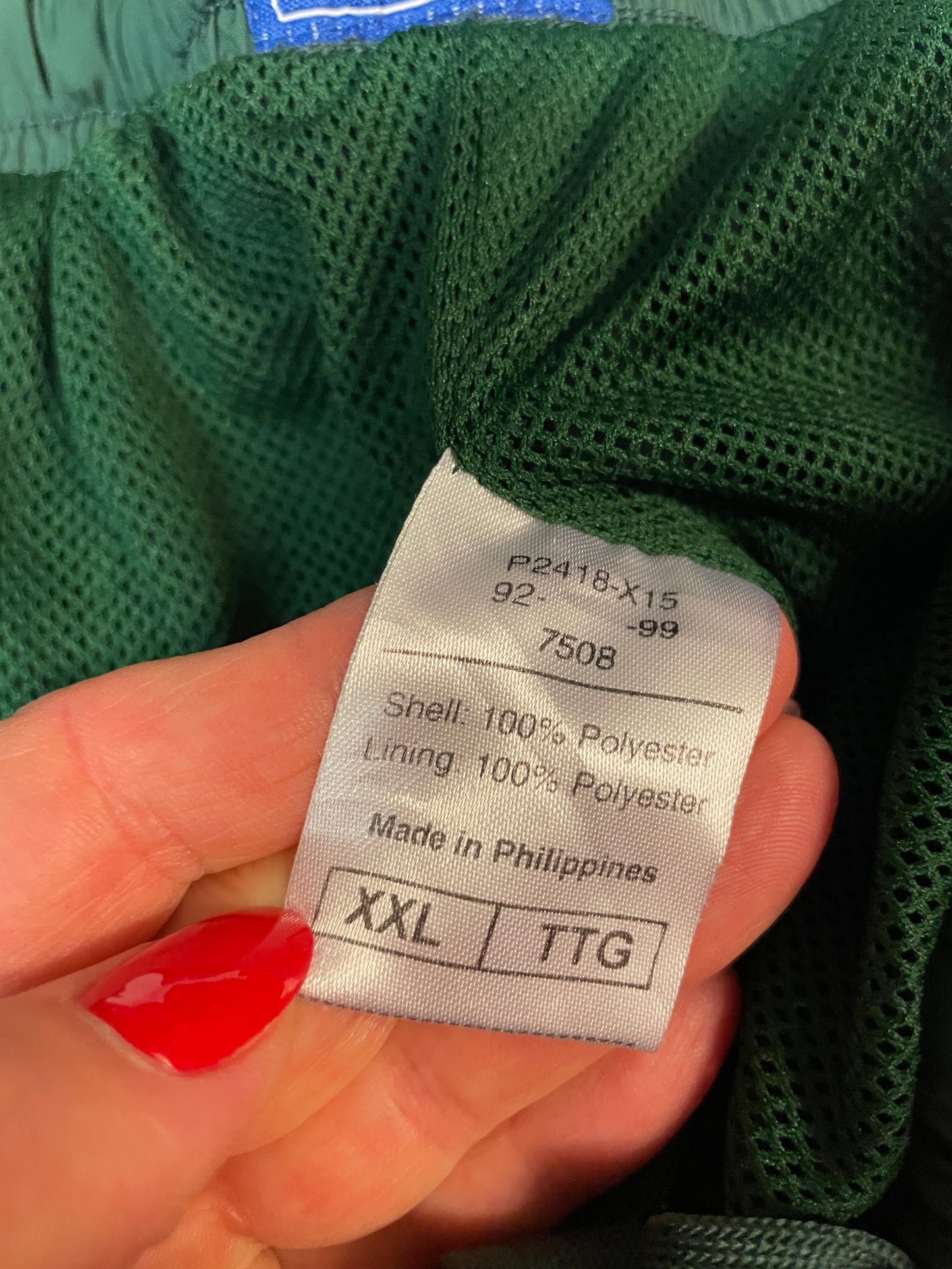 Entdecke unsere Vintage Track Pants von Nike und anderen Marken, erhältlich bei Valuxery.de - Dein Shop für trendige Vintage - Kleidung. Unsere Track Pants sind aus hochwertigen Materialien und