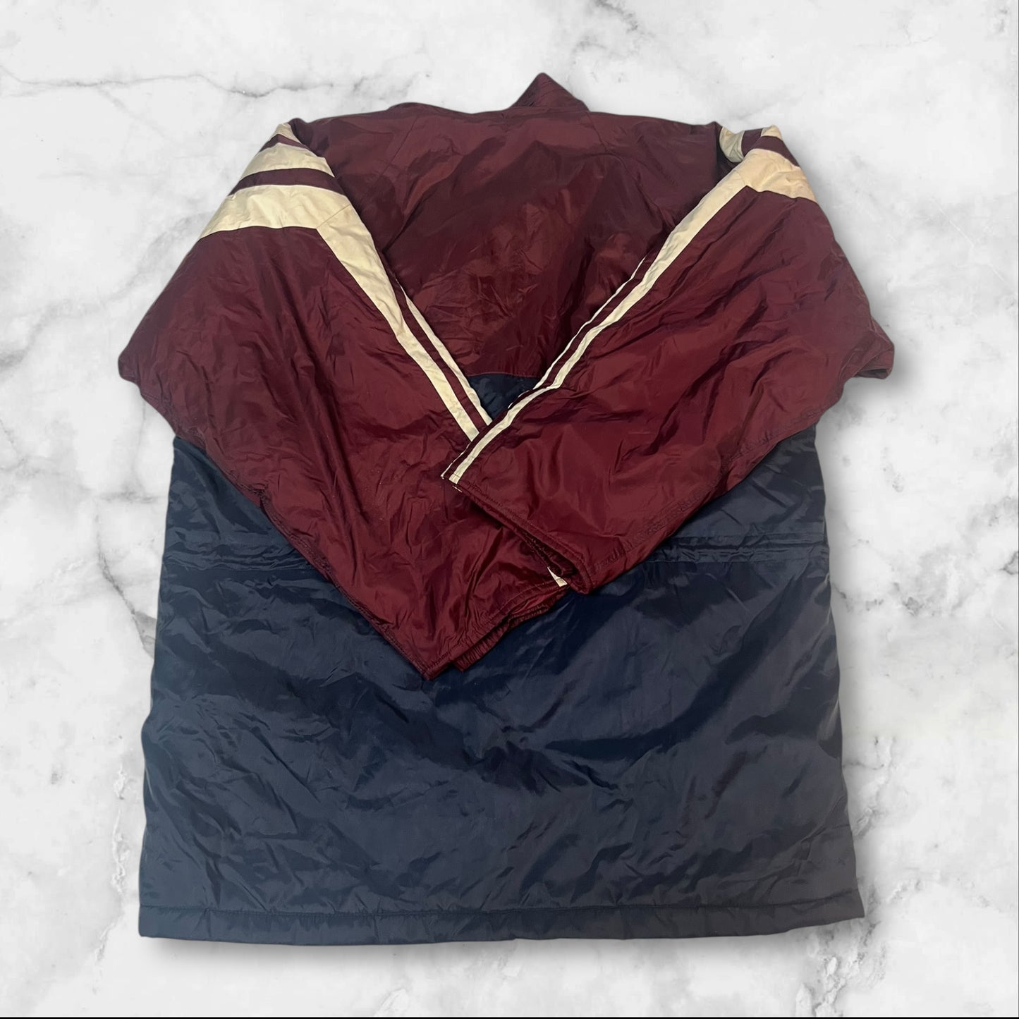 Entdecke unsere Vintage Track Pants von Nike und anderen Marken, erhältlich bei Valuxery.de - Dein Shop für trendige Vintage - Kleidung. Unsere Track Pants sind aus hochwertigen Materialien und