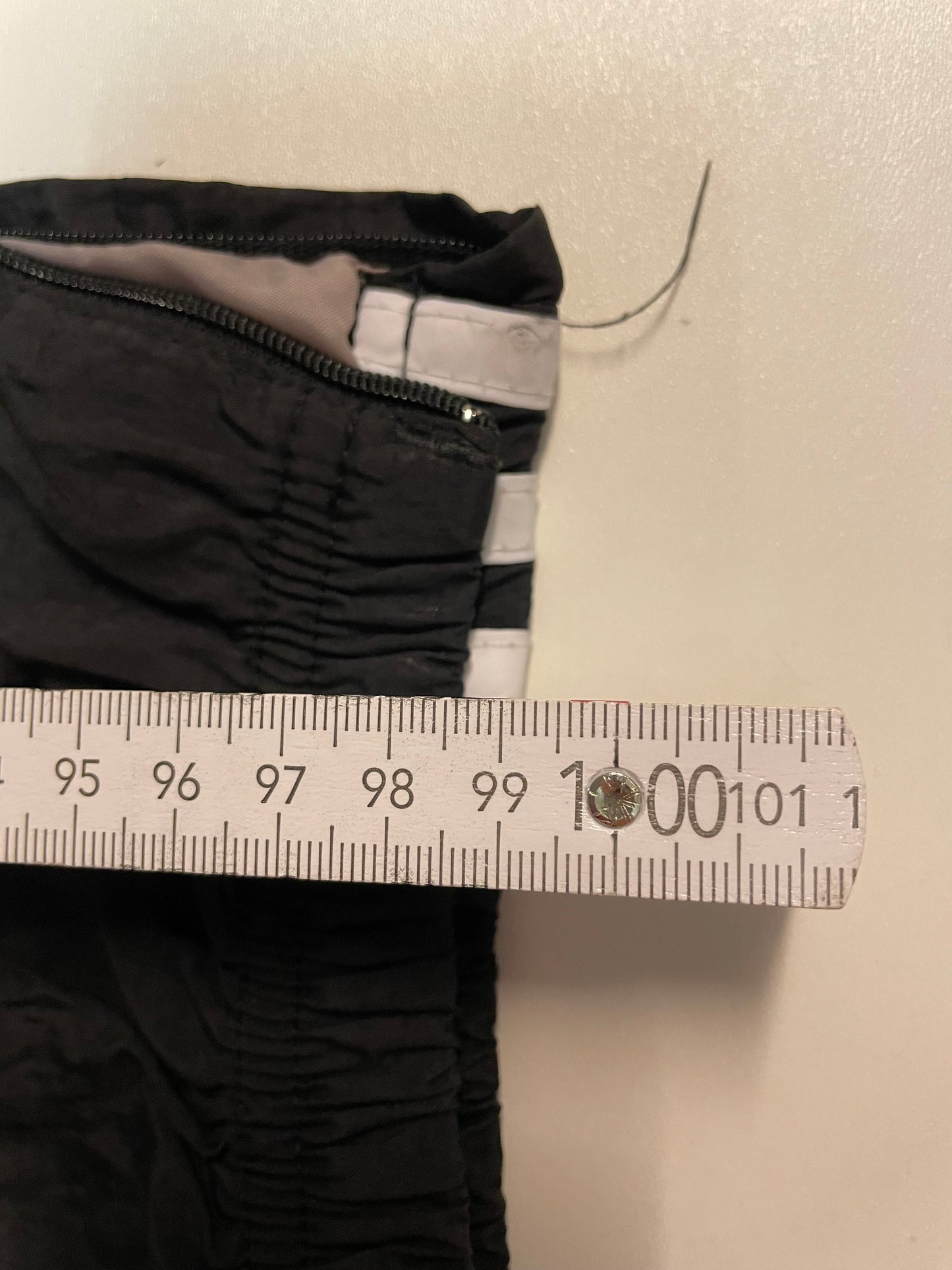 Entdecke unsere Vintage Track Pants von Nike und anderen Marken, erhältlich bei Valuxery.de - Dein Shop für trendige Vintage - Kleidung. Unsere Track Pants sind aus hochwertigen Materialien und
