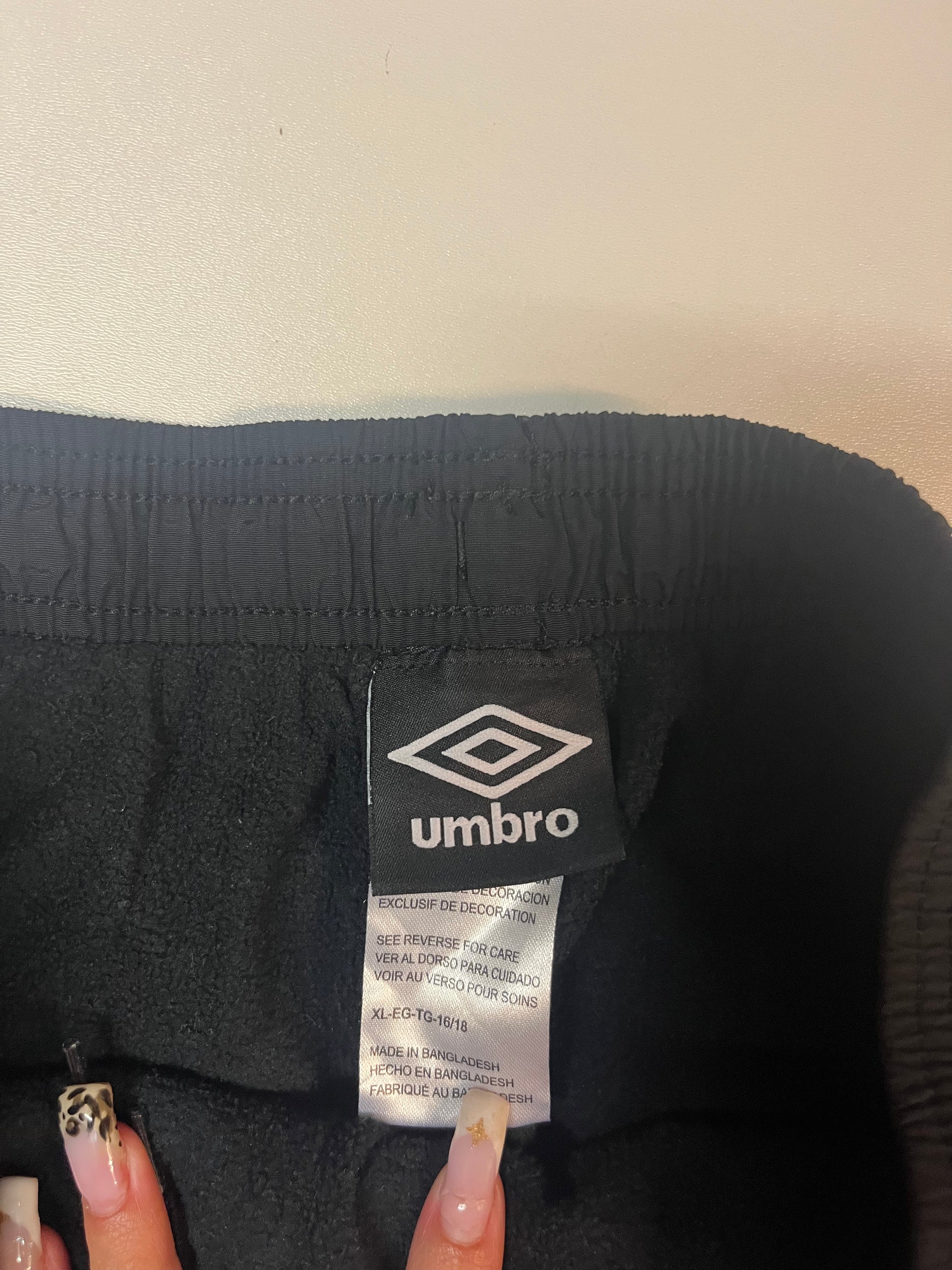 Entdecke unsere Vintage Track Pants von Nike und anderen Marken, erhältlich bei Valuxery.de - Dein Shop für trendige Vintage - Kleidung. Unsere Track Pants sind aus hochwertigen Materialien und