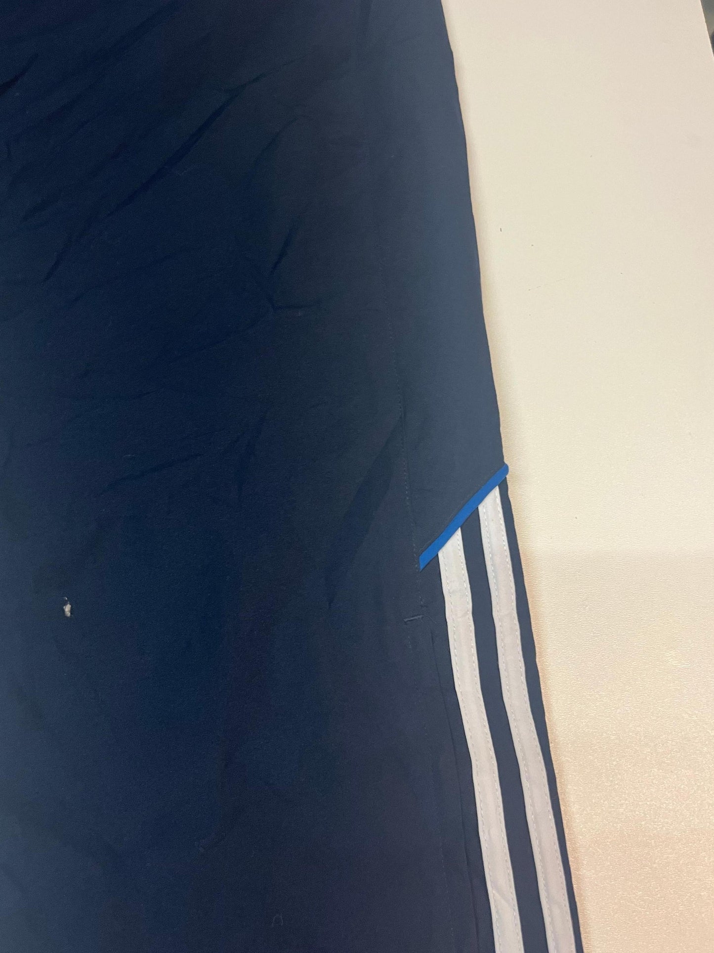 Entdecke unsere Vintage Track Pants von Nike und anderen Marken, erhältlich bei Valuxery.de - Dein Shop für trendige Vintage - Kleidung. Unsere Track Pants sind aus hochwertigen Materialien und