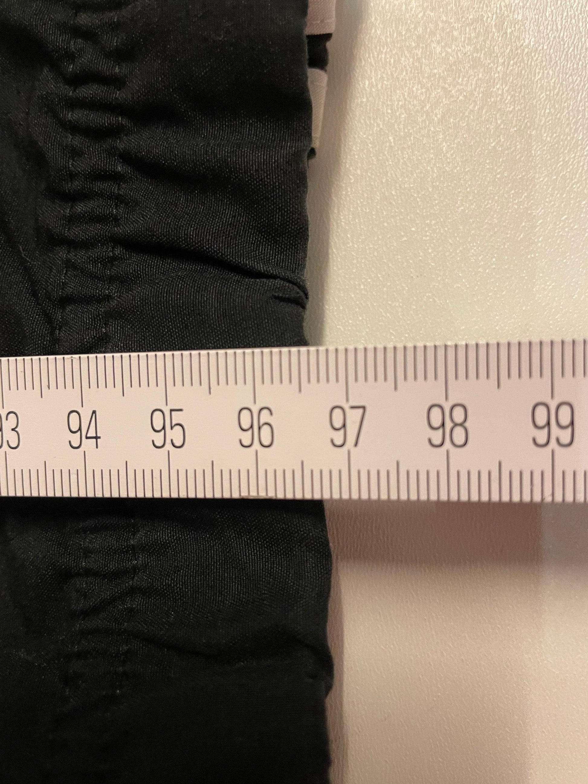 Entdecke unsere Vintage Track Pants von Nike und anderen Marken, erhältlich bei Valuxery.de - Dein Shop für trendige Vintage - Kleidung. Unsere Track Pants sind aus hochwertigen Materialien und