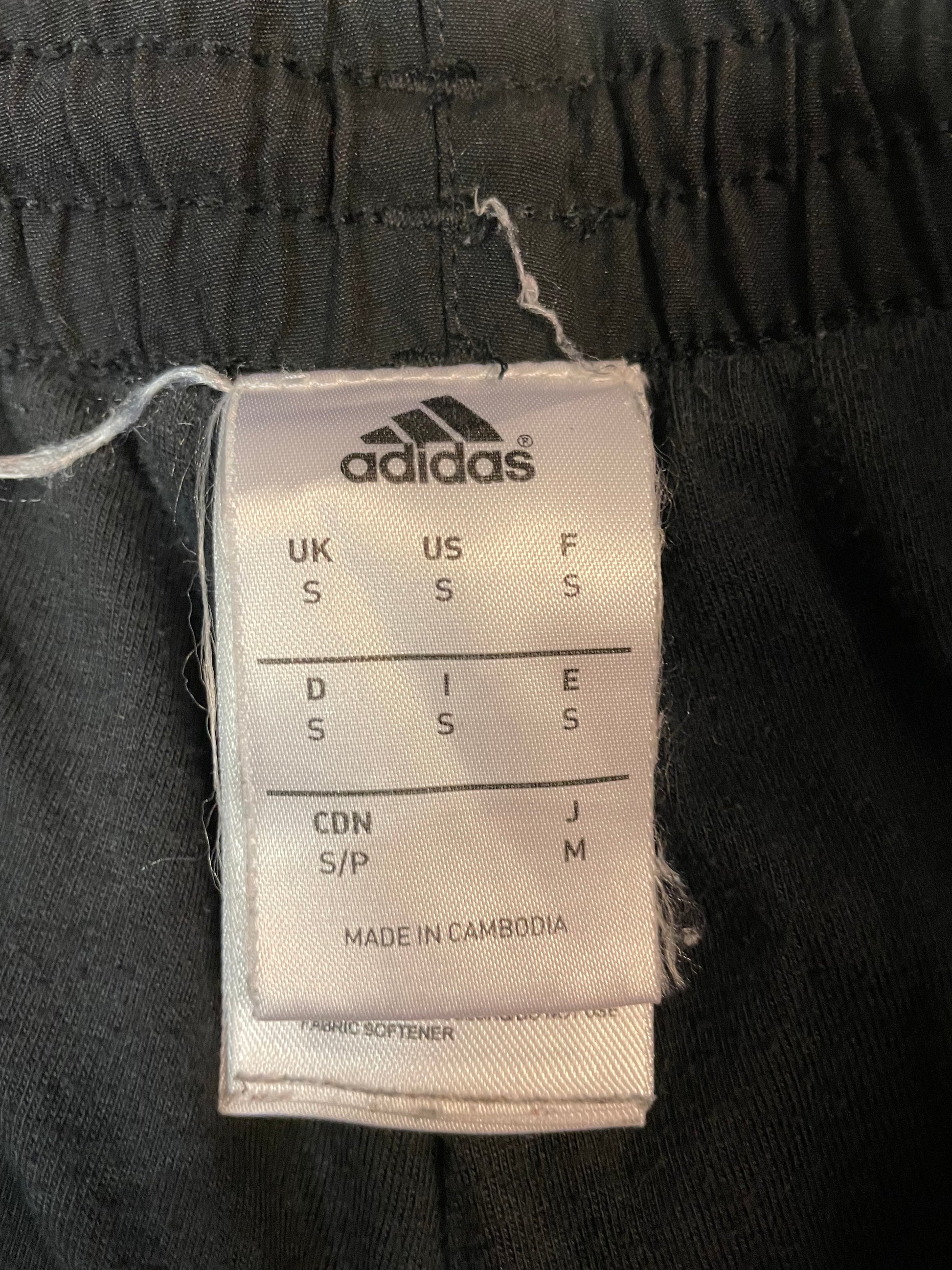 Entdecke unsere Vintage Track Pants von Nike und anderen Marken, erhältlich bei Valuxery.de - Dein Shop für trendige Vintage - Kleidung. Unsere Track Pants sind aus hochwertigen Materialien und