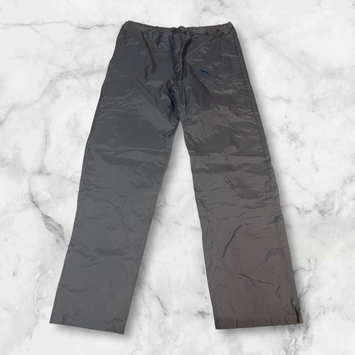 Entdecke unsere Vintage Track Pants von Nike und anderen Marken, erhältlich bei Valuxery.de - Dein Shop für trendige Vintage - Kleidung. Unsere Track Pants sind aus hochwertigen Materialien und