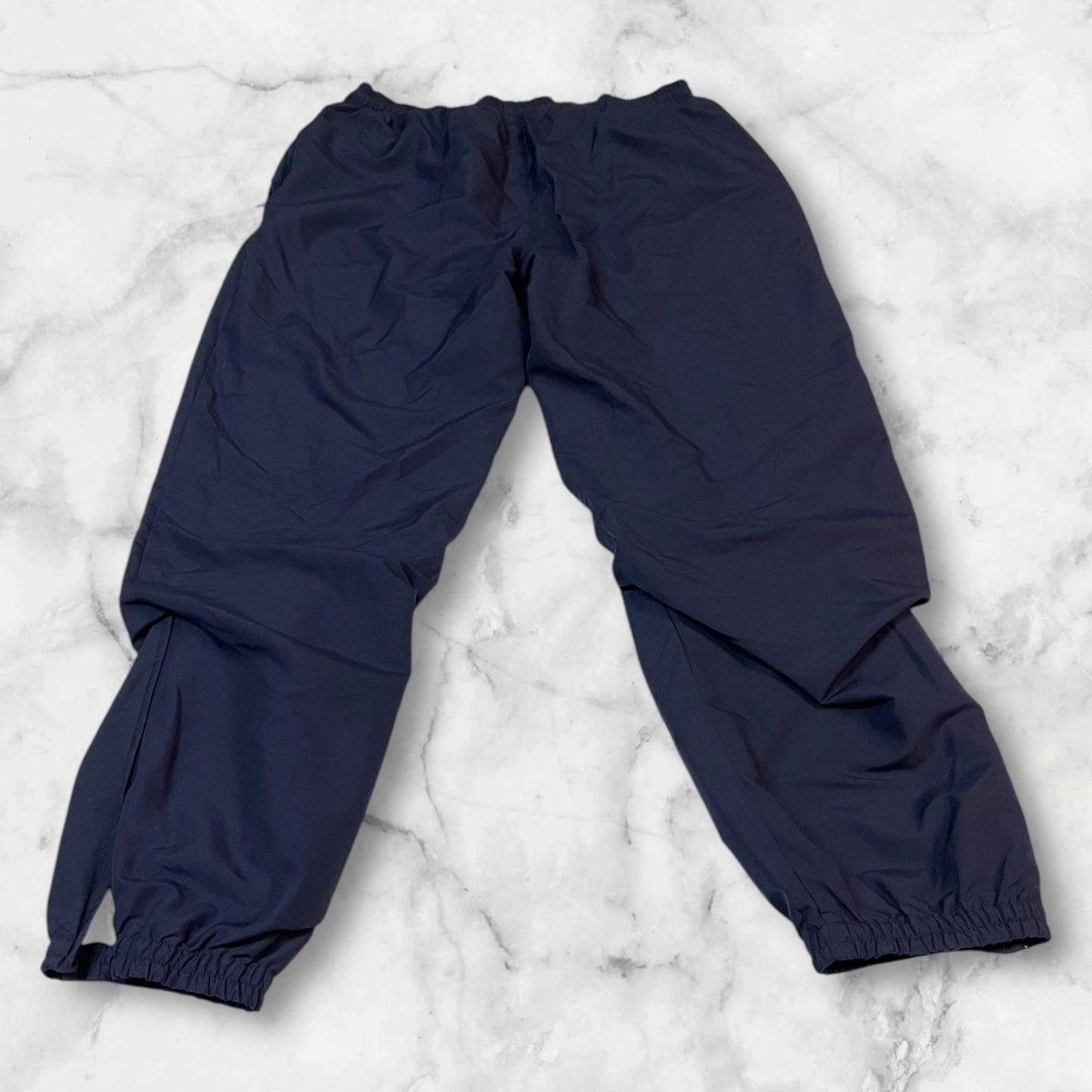 Entdecke unsere Vintage Track Pants von Nike und anderen Marken, erhältlich bei Valuxery.de - Dein Shop für trendige Vintage - Kleidung. Unsere Track Pants sind aus hochwertigen Materialien und