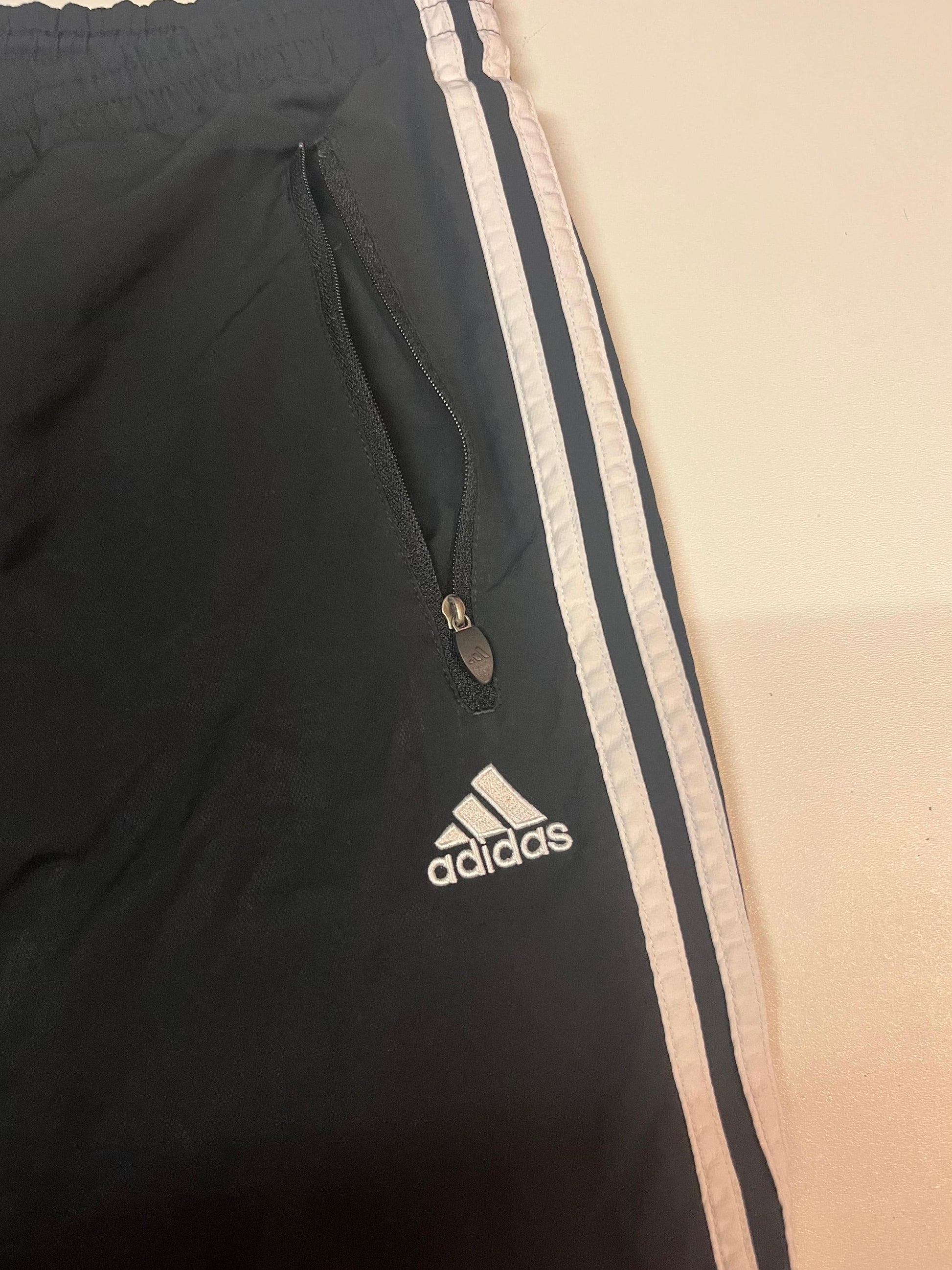 Entdecke unsere Vintage Track Pants von Nike und anderen Marken, erhältlich bei Valuxery.de - Dein Shop für trendige Vintage - Kleidung. Unsere Track Pants sind aus hochwertigen Materialien und