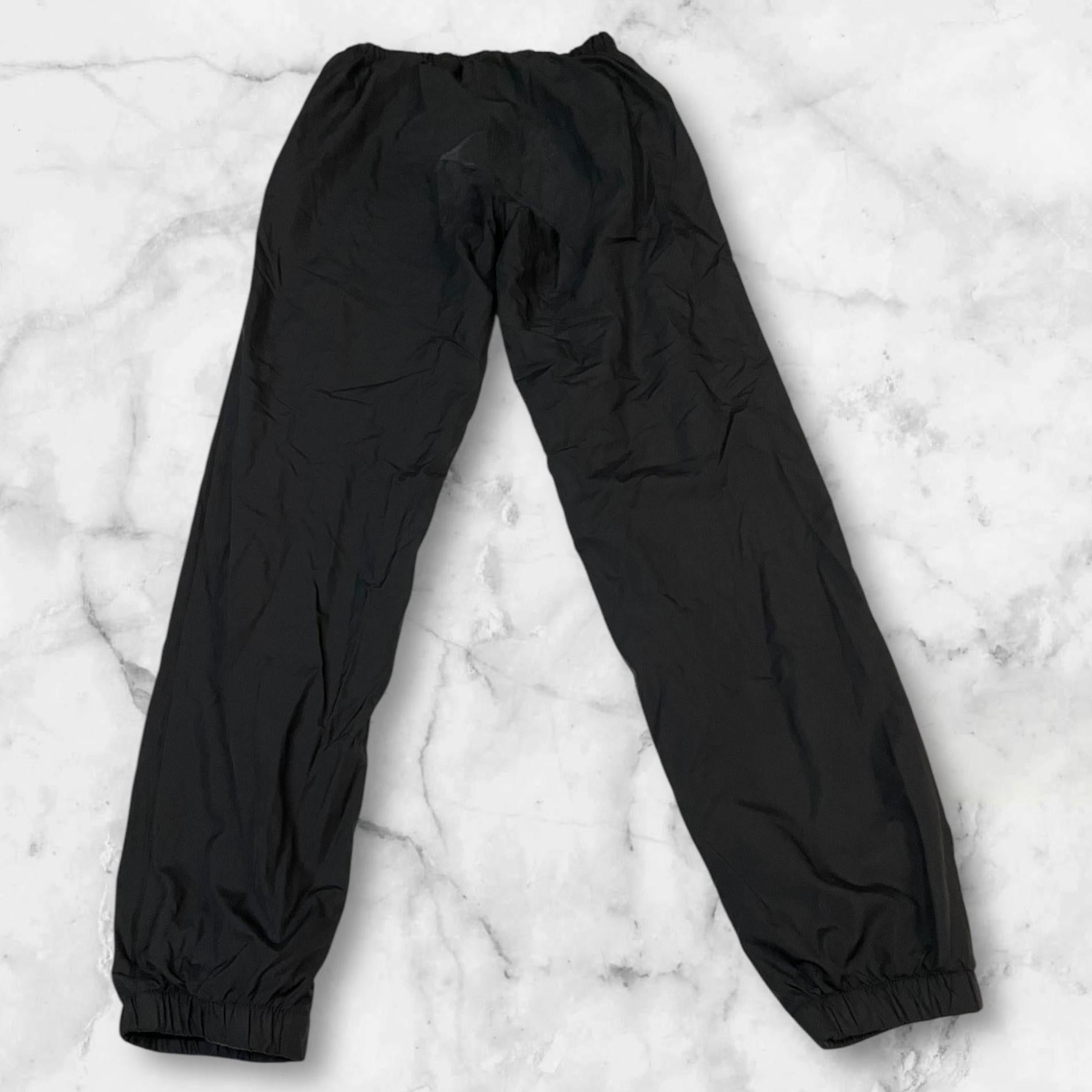 Entdecke unsere Vintage Track Pants von Nike und anderen Marken, erhältlich bei Valuxery.de - Dein Shop für trendige Vintage - Kleidung. Unsere Track Pants sind aus hochwertigen Materialien und